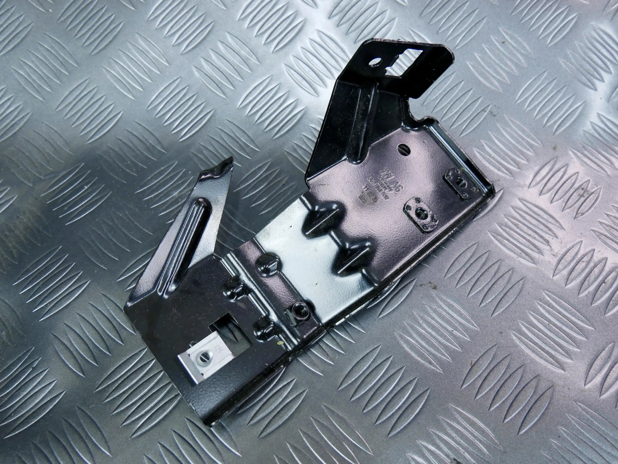 Wspornik mocowanie bagażnika prawe 3G9868492 VW PASSAT B8 KOMBI