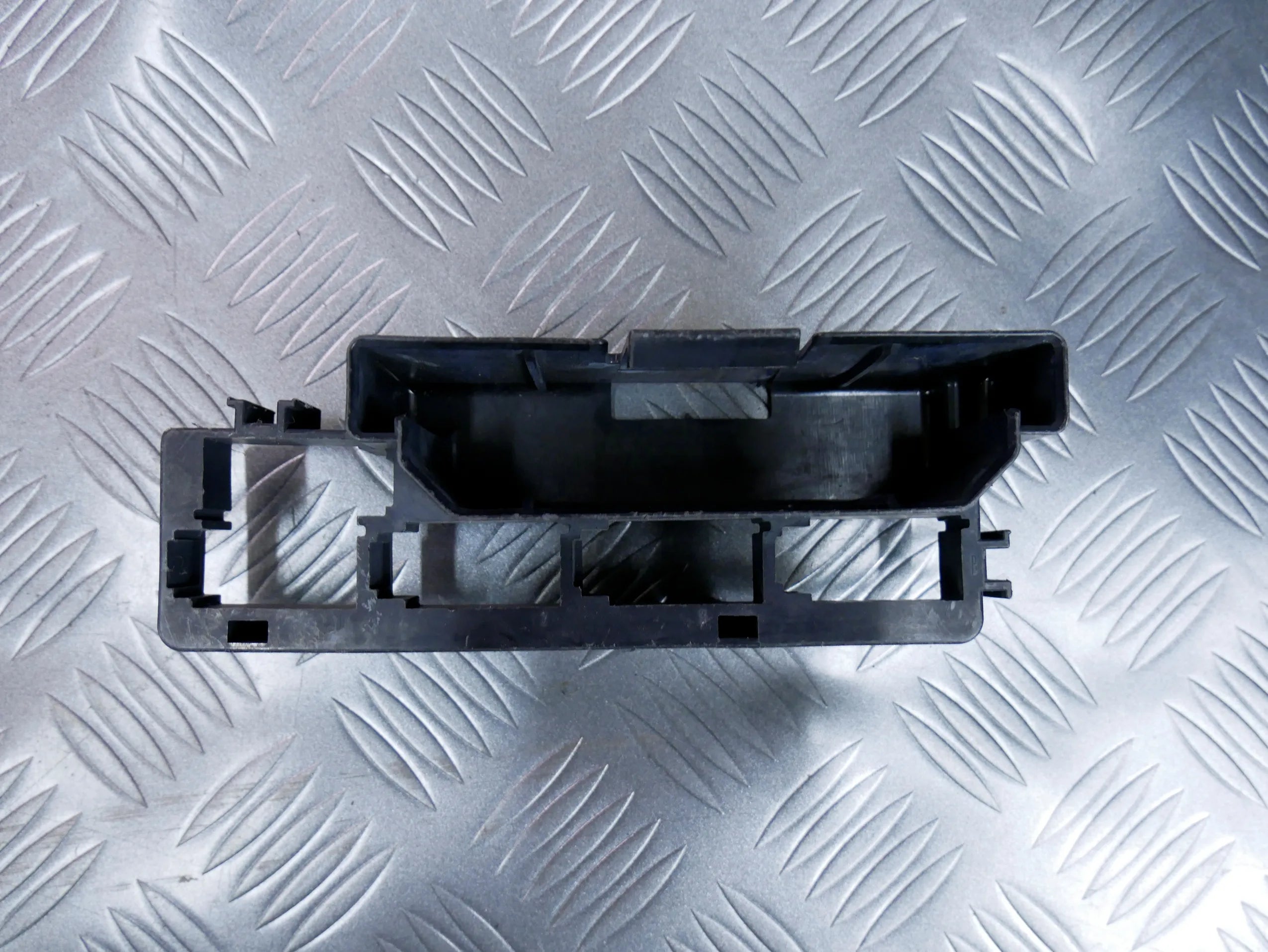 Mocowanie wtyczek bezpieczników 5Q0937503A VW PASSAT B8