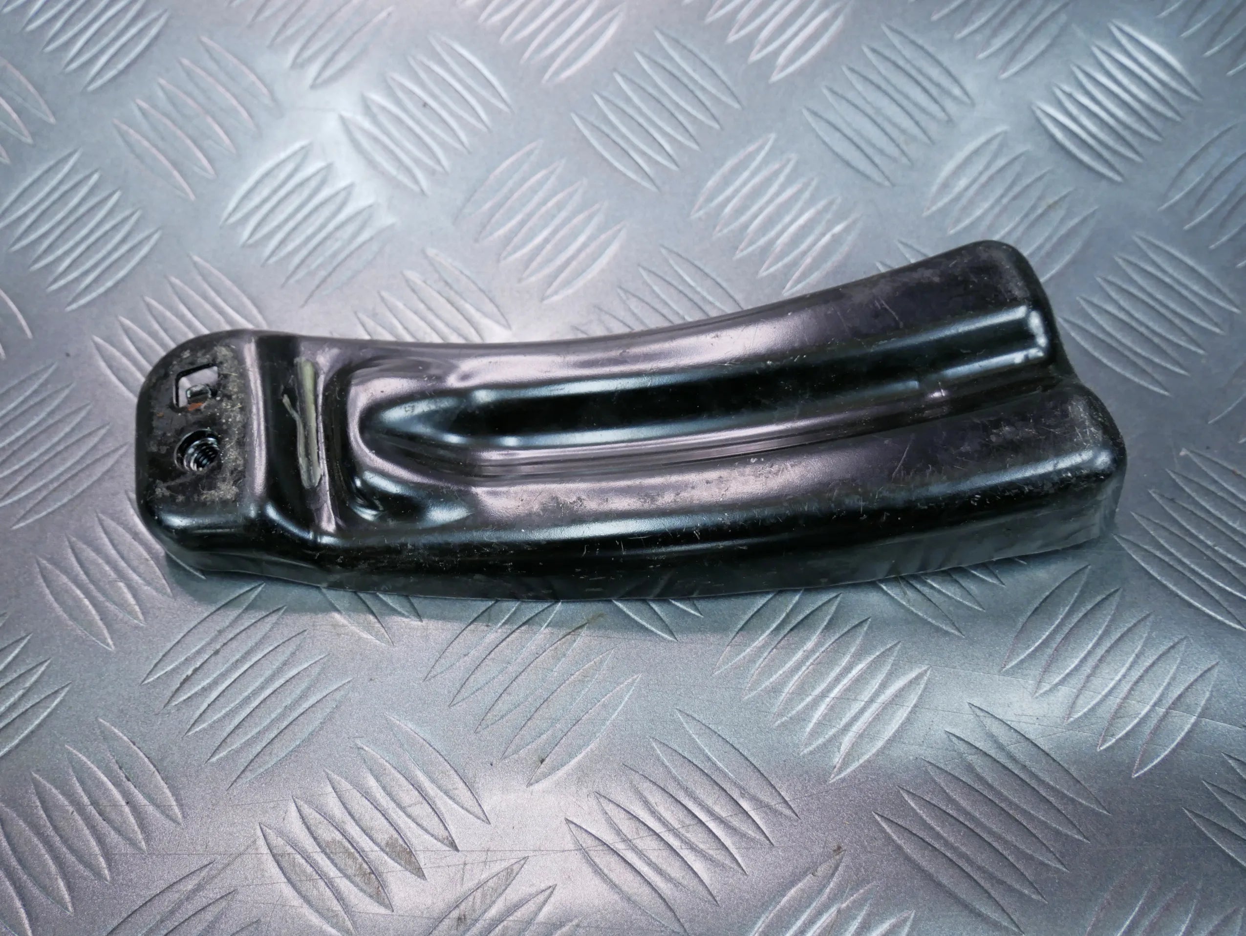 Wspornik mocowanie podwozia 5Q0825922 VW PASSAT B8