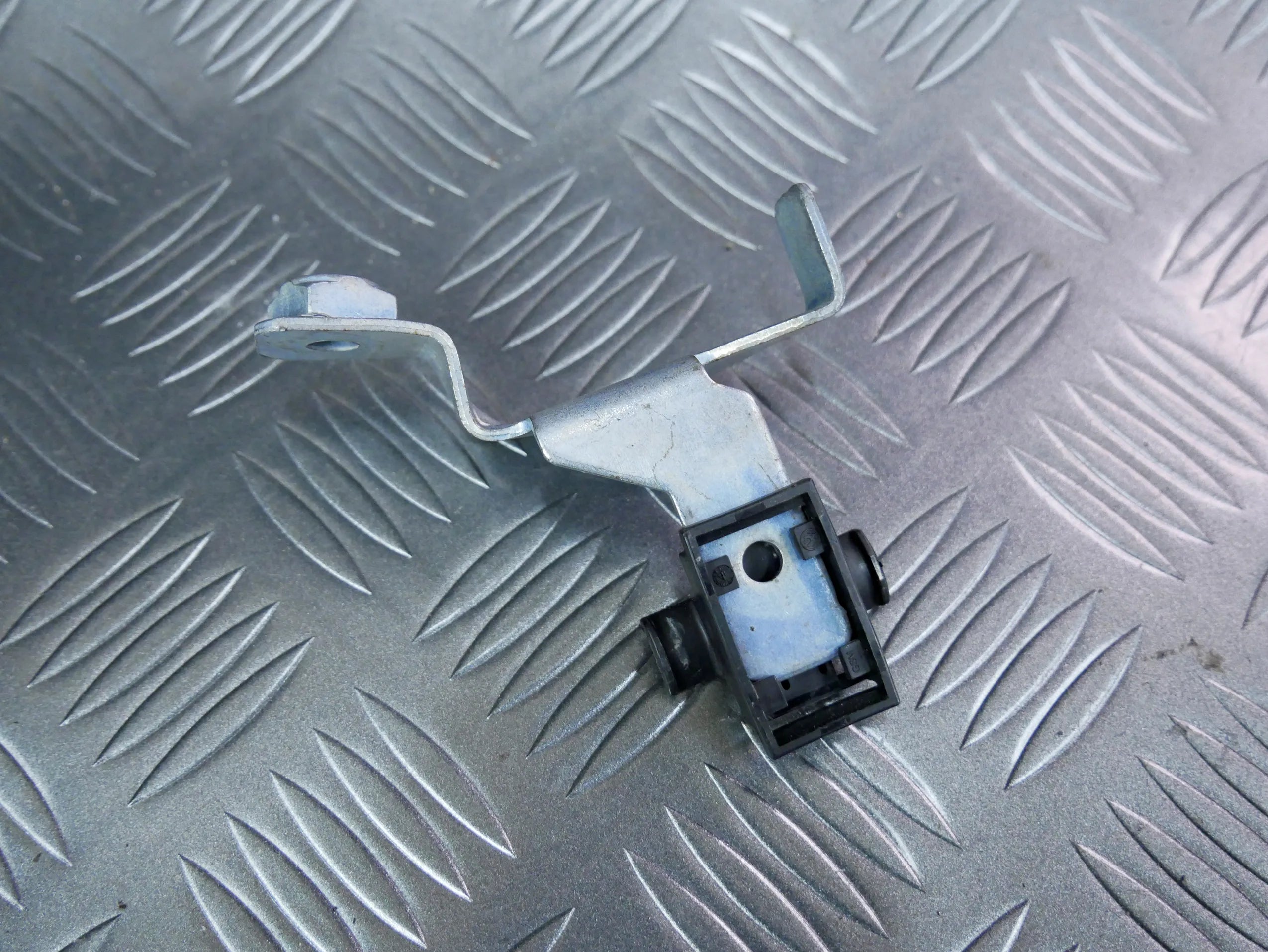 Mocowanie wspornik instalacji 04L971501 VW PASSAT B8