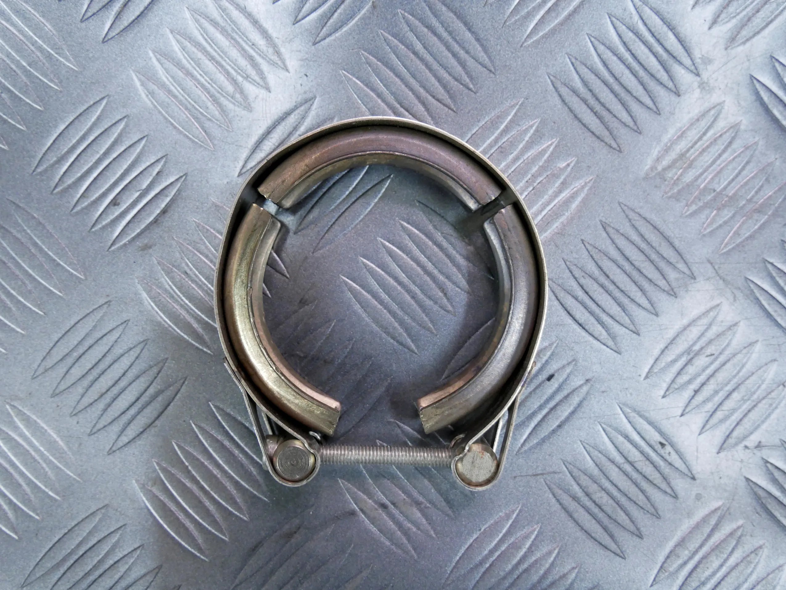 Obejma wydechu 04L253725B VW PASSAT B8