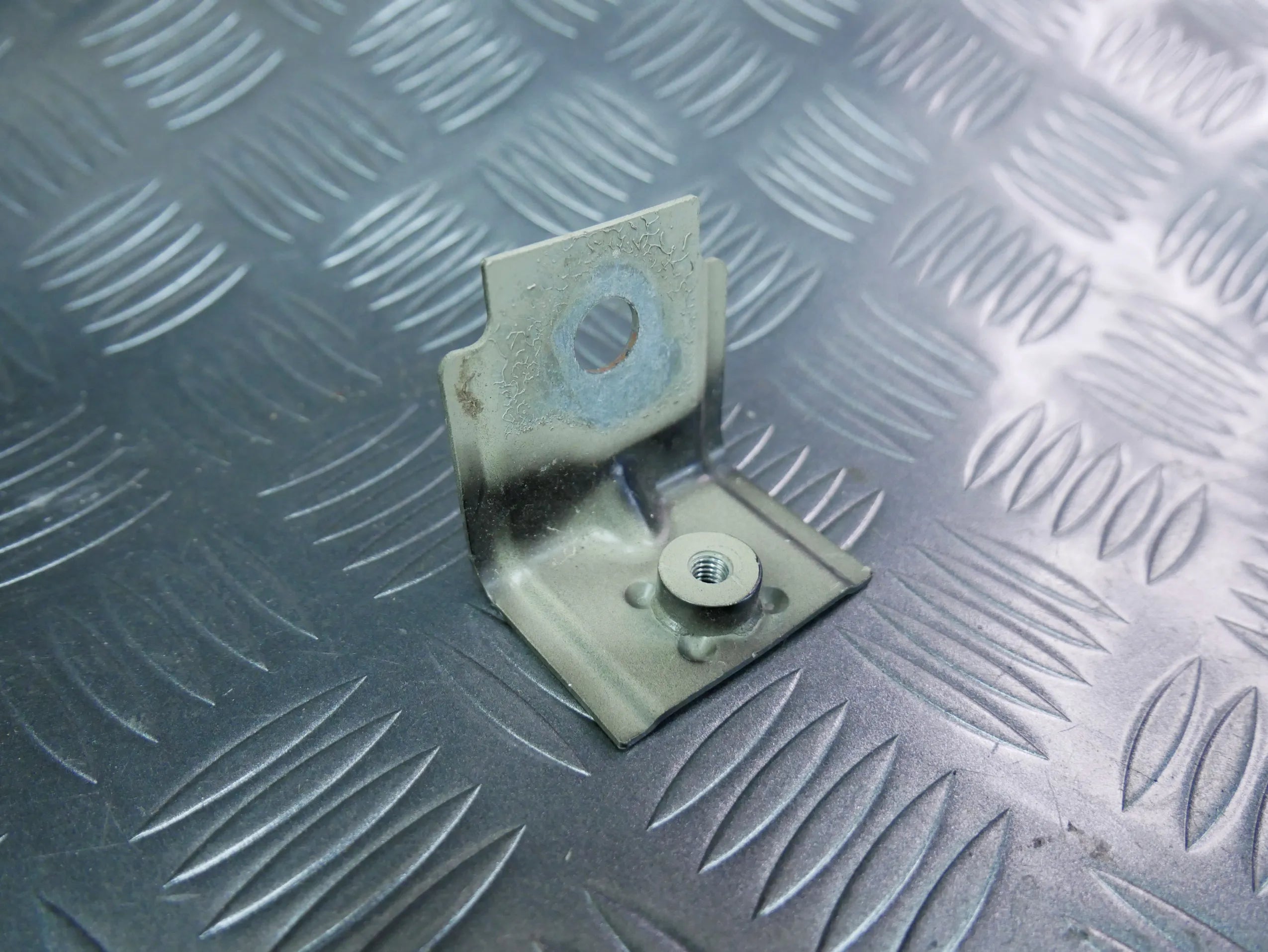 Wspornik mocowanie błotnika prawy lewy 3G0809471 VW PASSAT B8