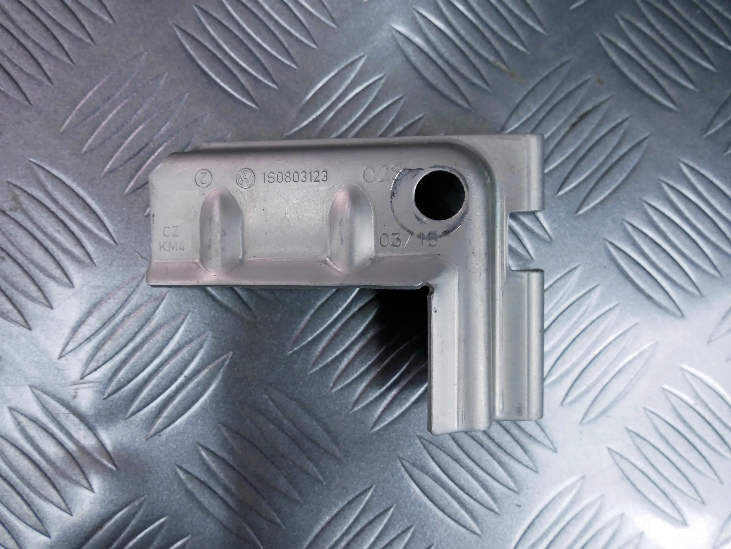 Mocowanie akumulatora 1S0803123 VW PASSAT B8