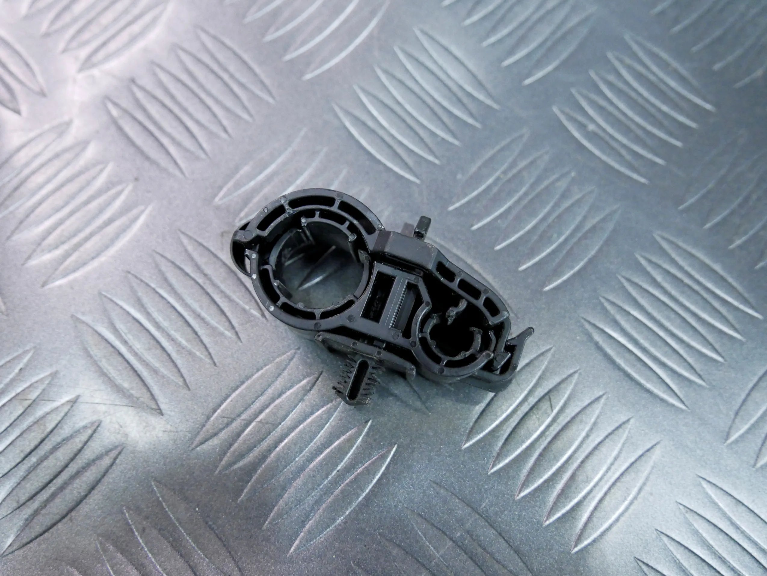 Klamra spinka opaska rurek klimatyzacji 5Q0820774 VW PASSAT B8