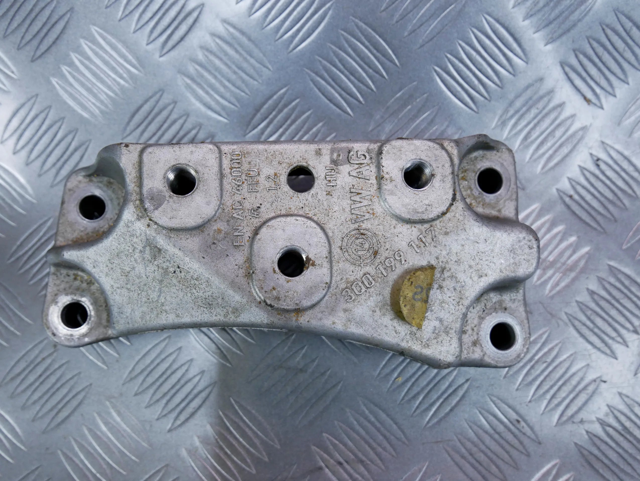 Łapa mocowanie skrzyni biegów 3Q0199117 VW PASSAT B8