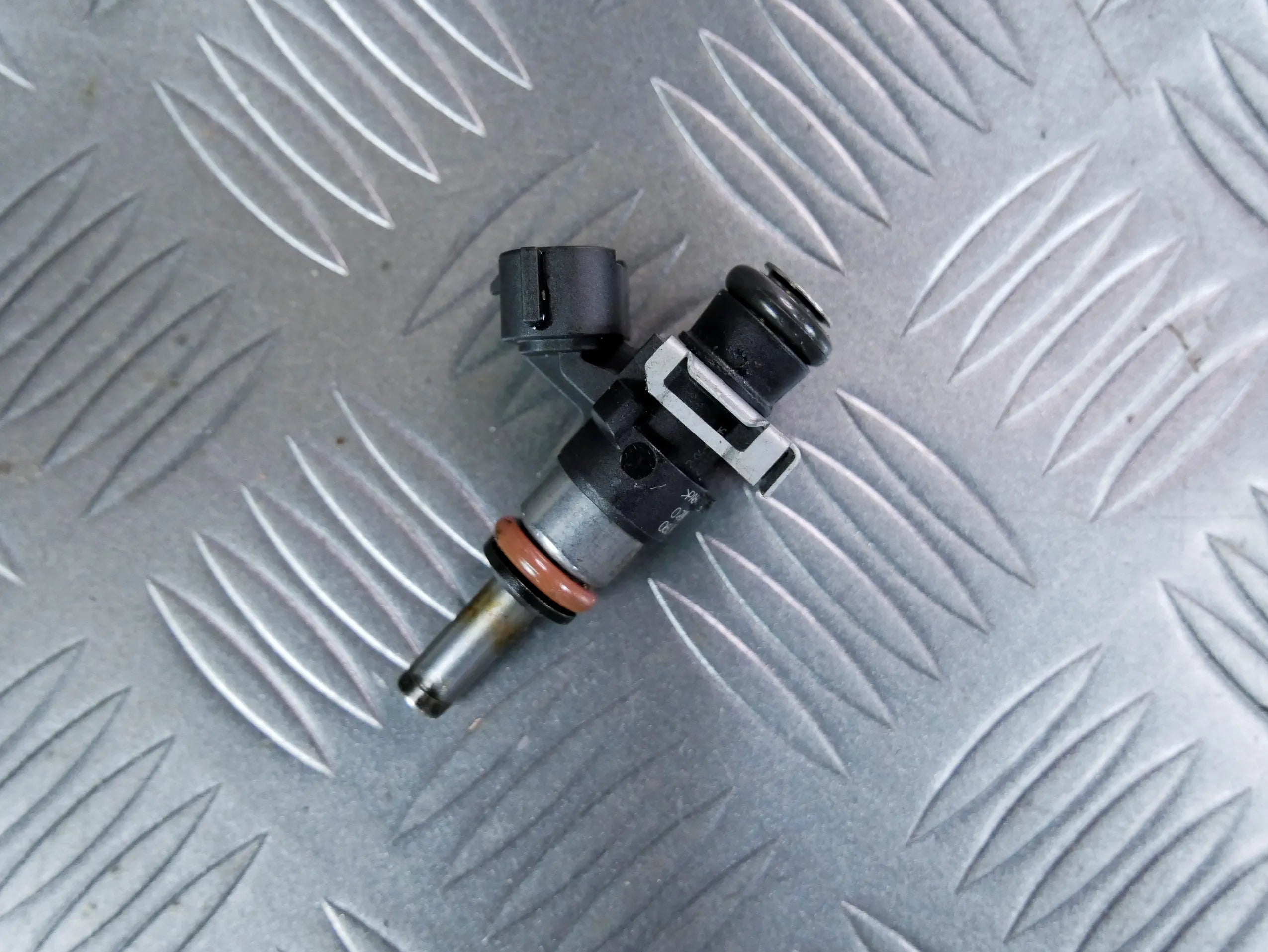 Wtryskiwacz 06L906031A VW PASSAT B8 2.0 TSI