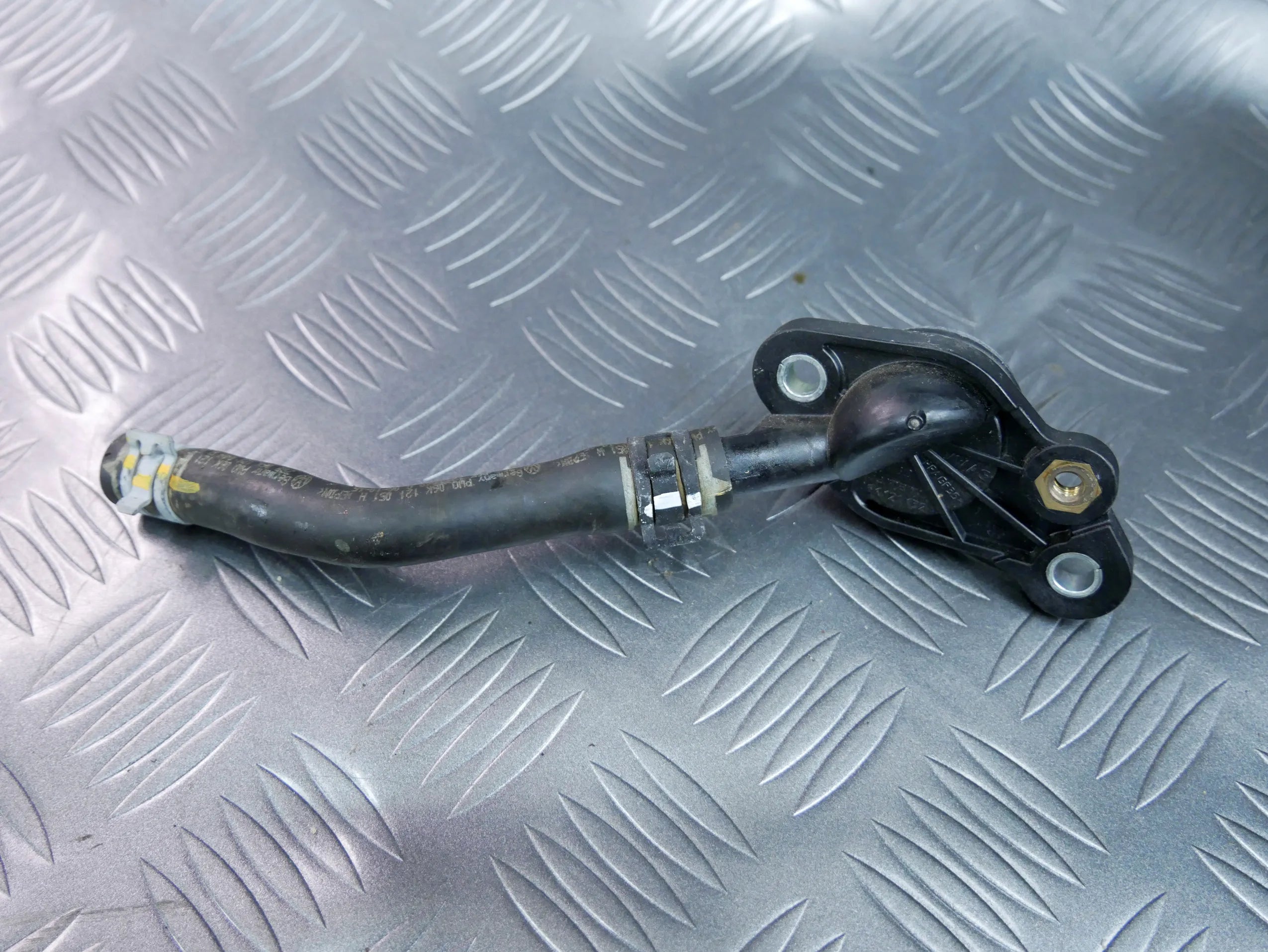 Rura wąż króciec wody 06K121132 VW PASSAT B8 2.0 TSI