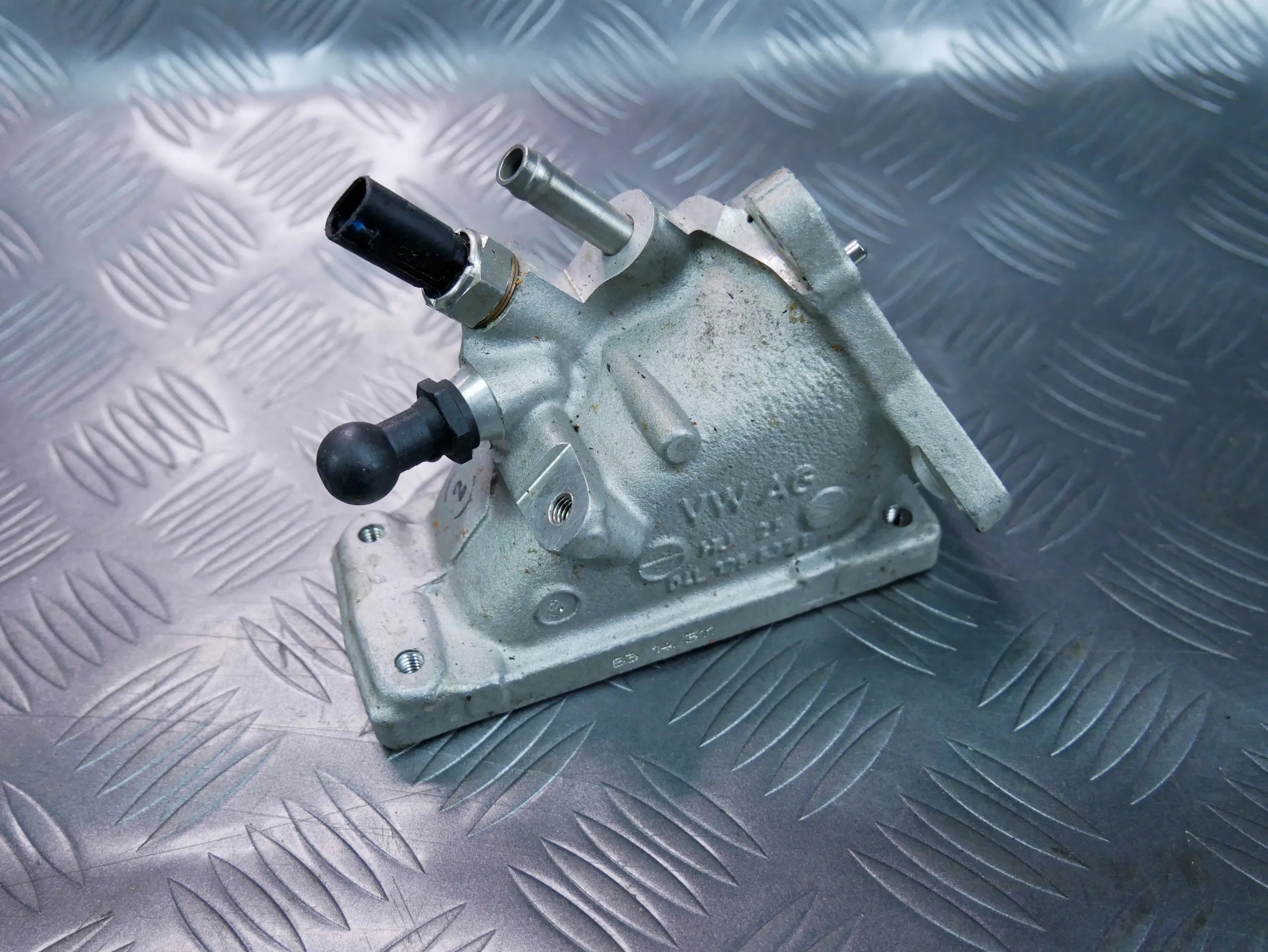 Króciec kolektora 04L128637B VW PASSAT B8 2.0 TDI