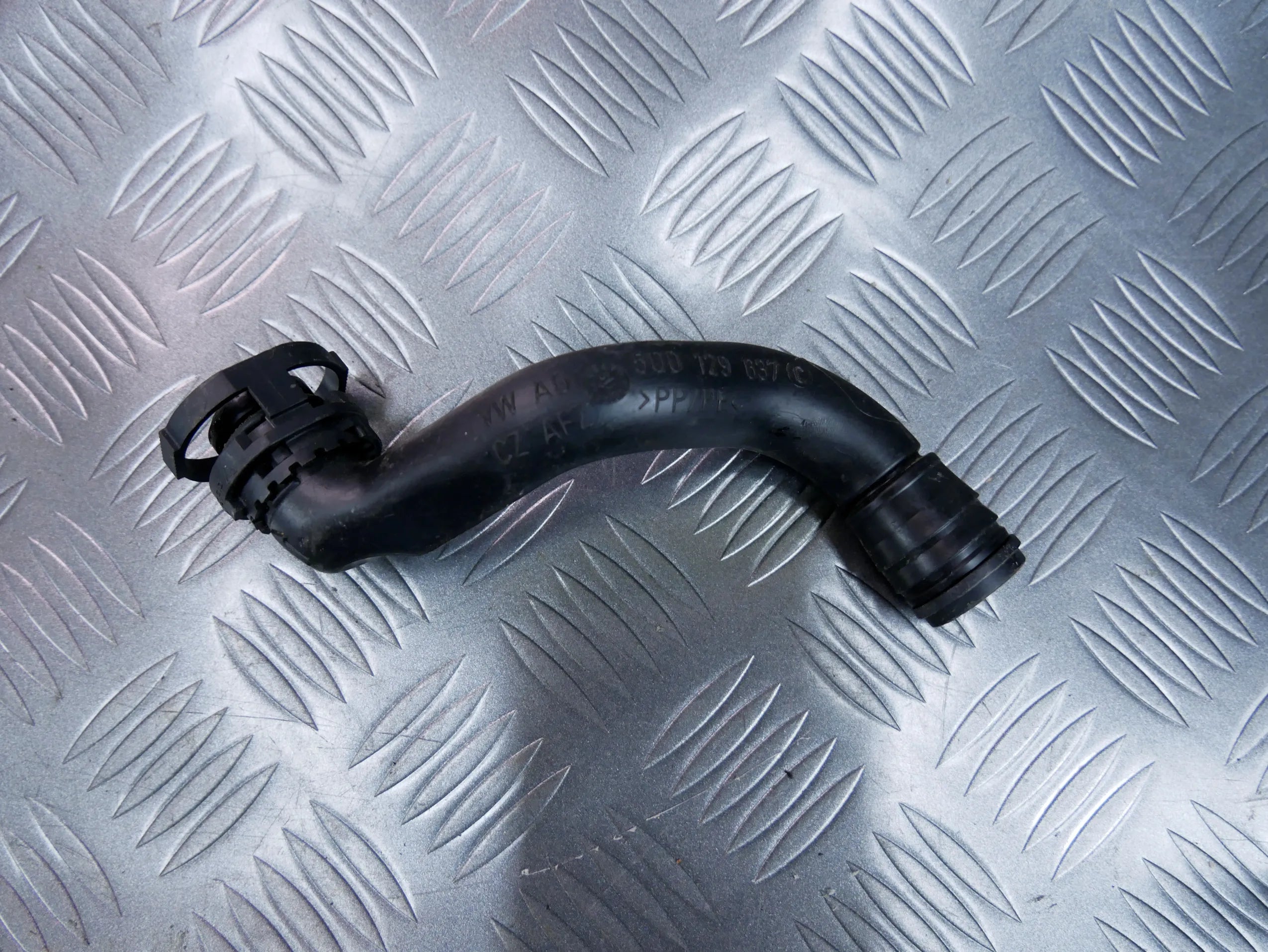 Rurka przewód odpływowy 5Q0129637C VW PASSAT B8 2.0 TDI