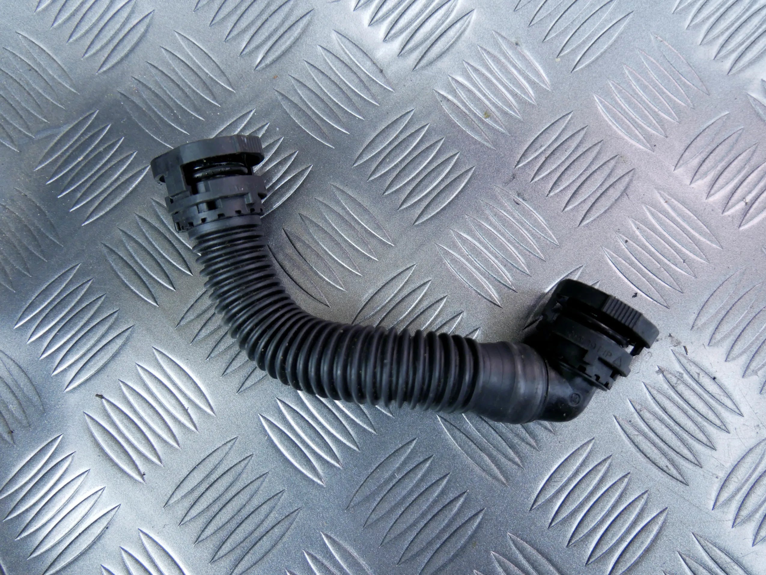 Rurka przewód odmy 04L103493 VW PASSAT B8 2.0 TDI