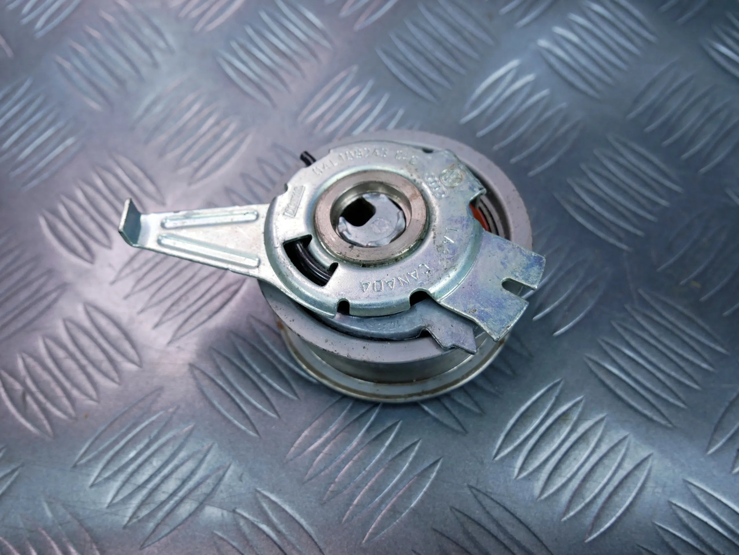 Rolka napinacz paska 04L109243C VW PASSAT B8 2.0 TDI