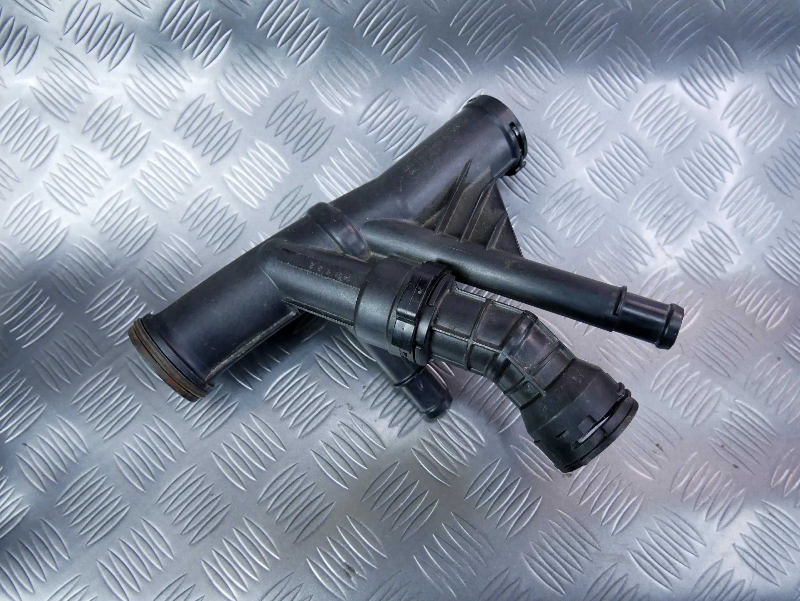 Obudowa termostatu 04L121026F VW PASSAT B8 2.0 TDI