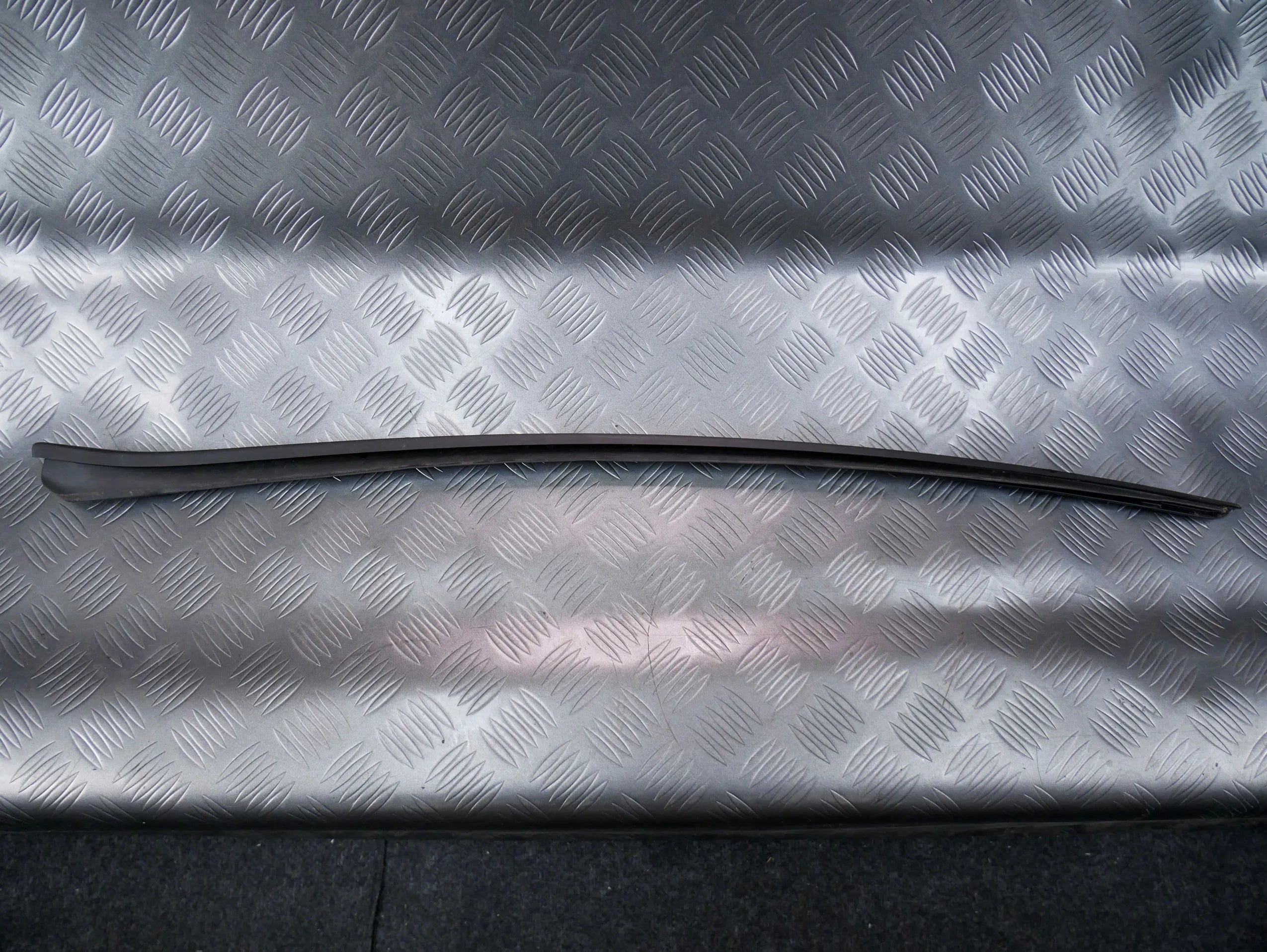Listwa szyby czołowej prawa 3G0854328 VW PASSAT B8