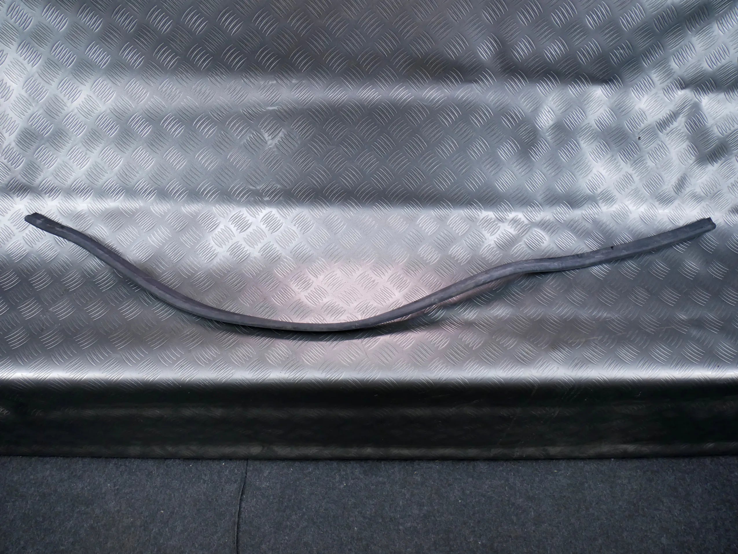 Uszczelka maski podszybia 3G0823723 VW PASSAT B8