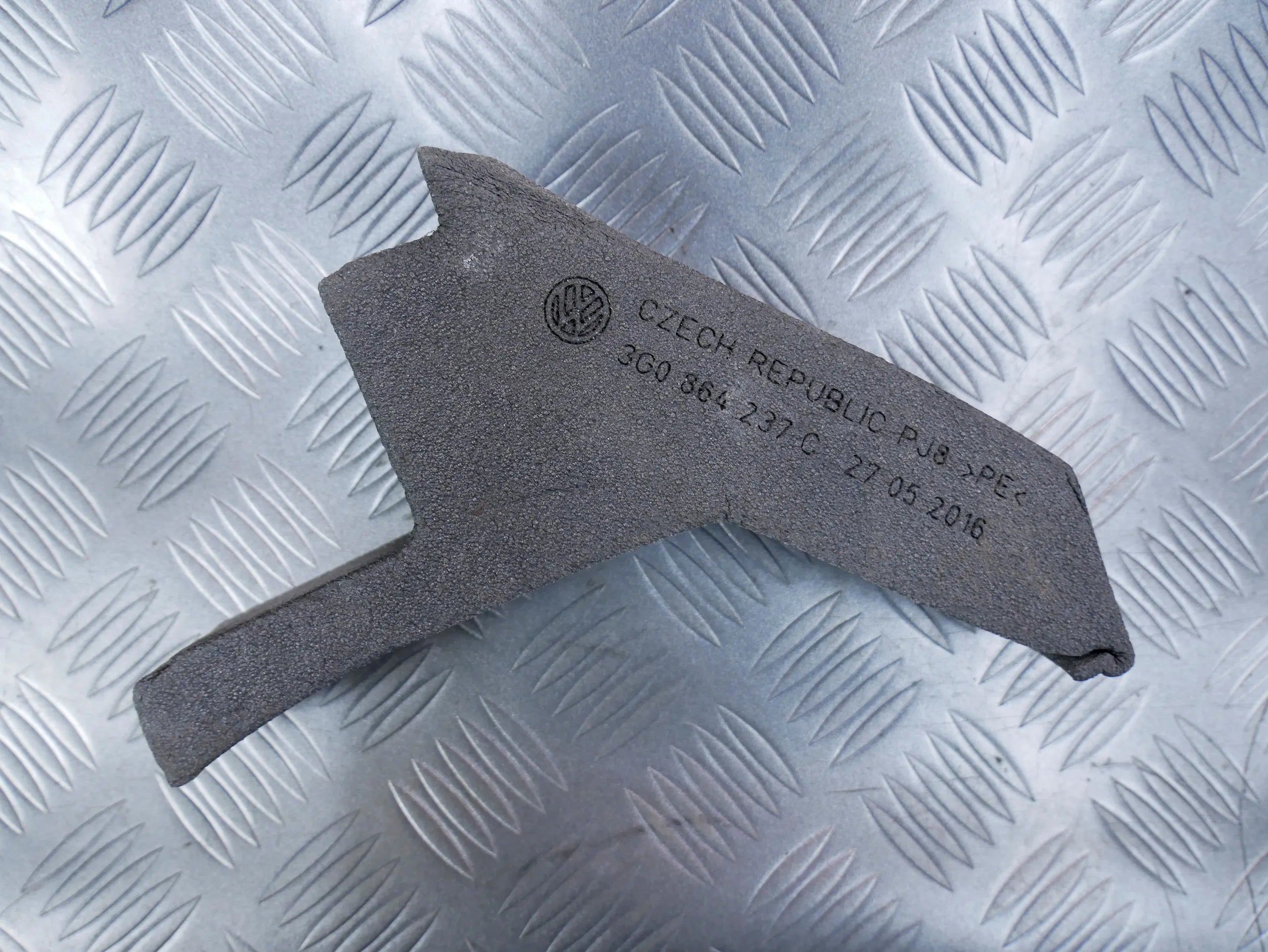 Pianka wygłuszenie błotnika 3G0864237C VW PASSAT B8