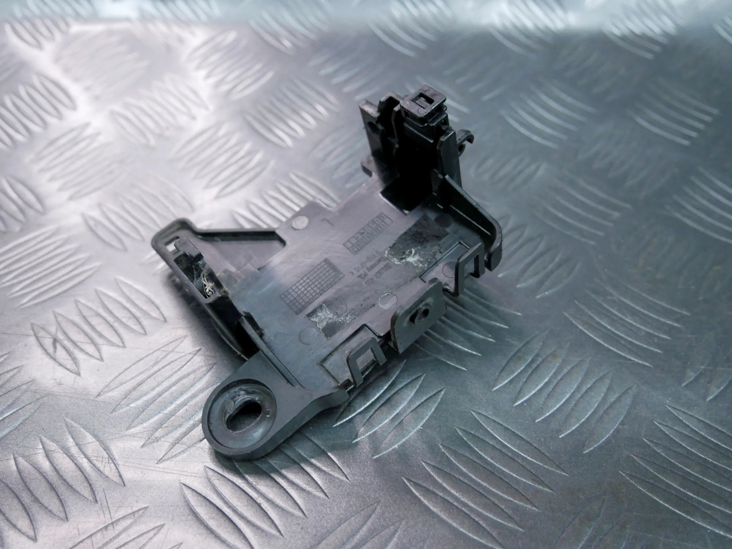 Uchwyt mocowanie asystenta lewe 3G5907455 VW PASSAT B8 SEDAN