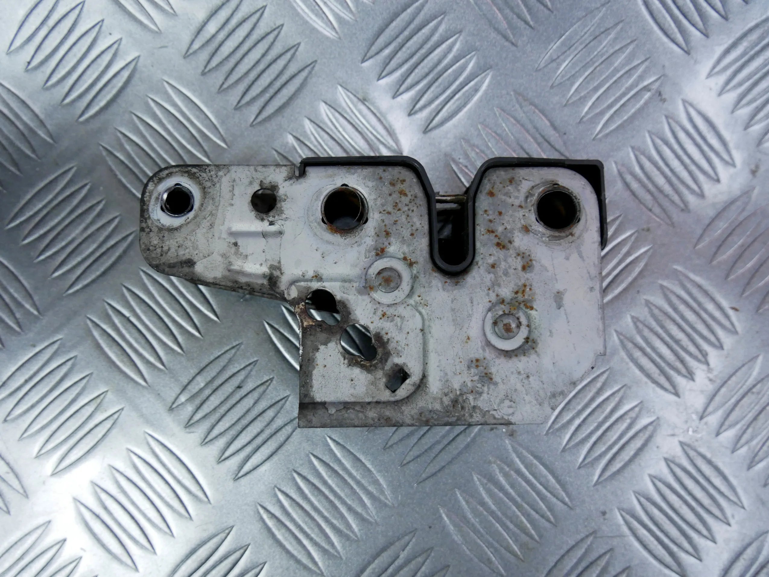 Zamek maski 7E0823509D VW T5 LIFT MULTIVAN