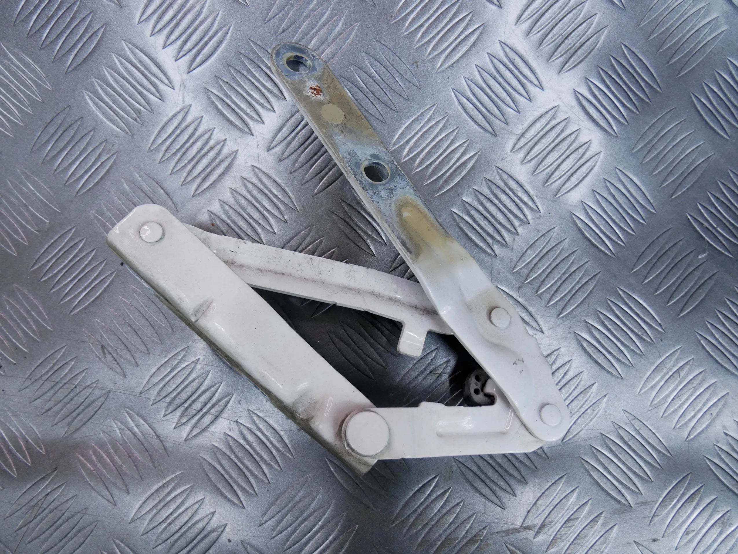 Zawias maski lewy 7H0823301D VW T5 LIFT