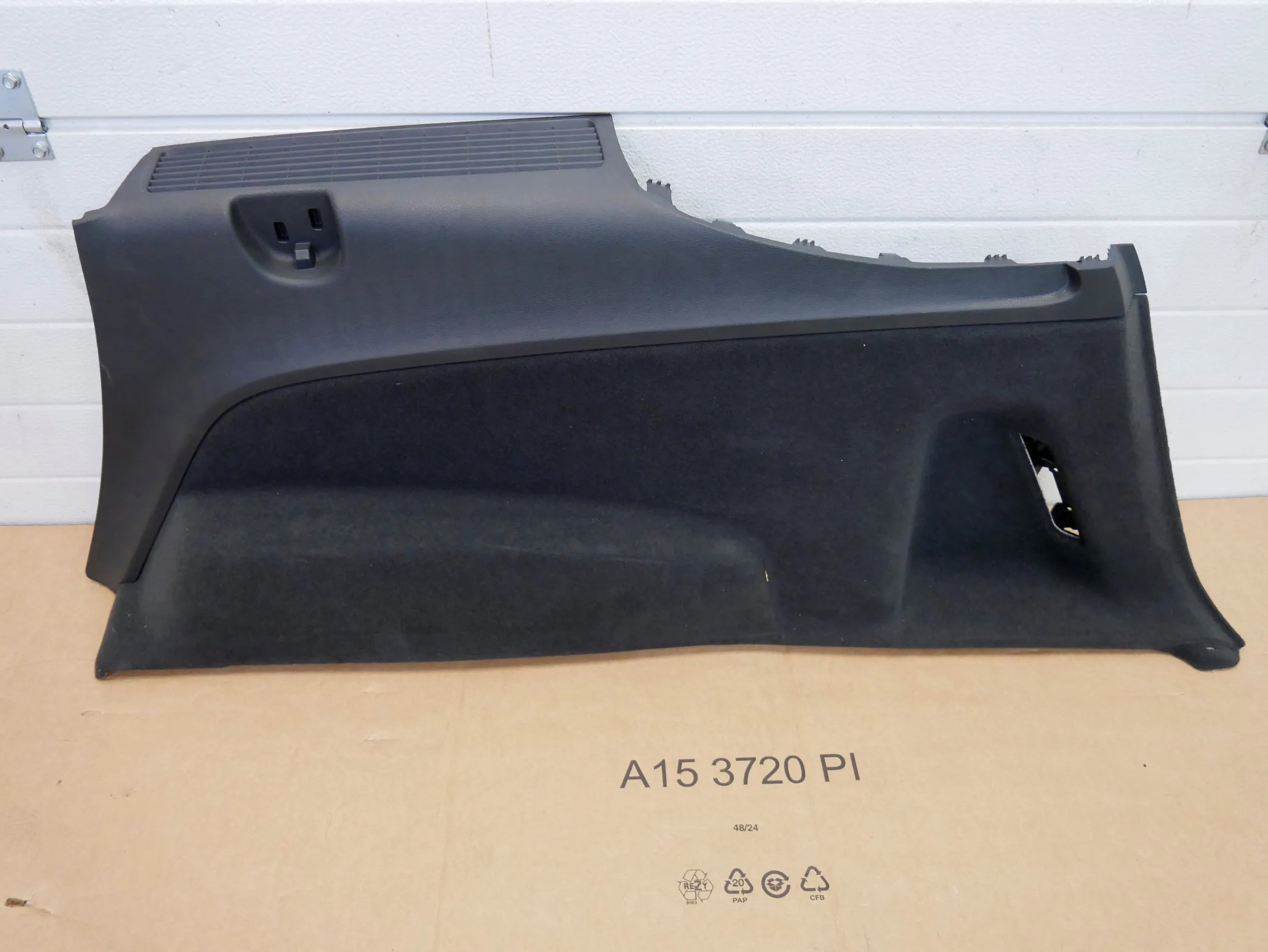 Tapicerka boczek bagażnika prawy 4M0863880B AUDI Q7 4M