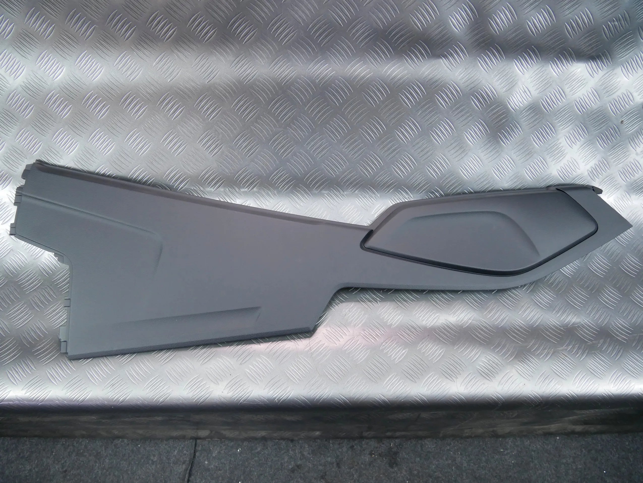 Osłona boku tunelu podłokietnika prawa 4M0863306 AUDI Q7 4M
