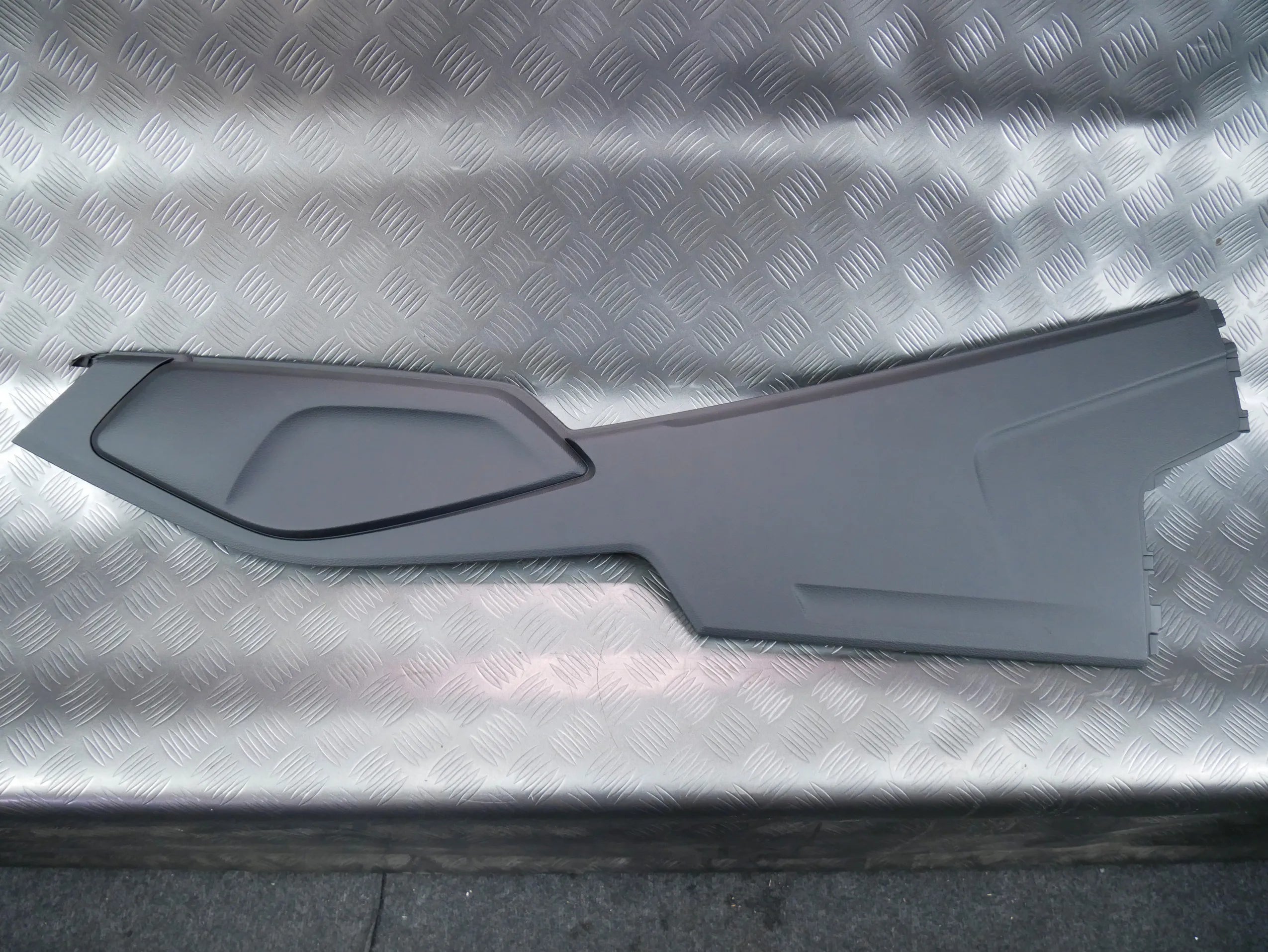 Osłona boku tunelu podłokietnika lewa 4M0863305 AUDI Q7 4M