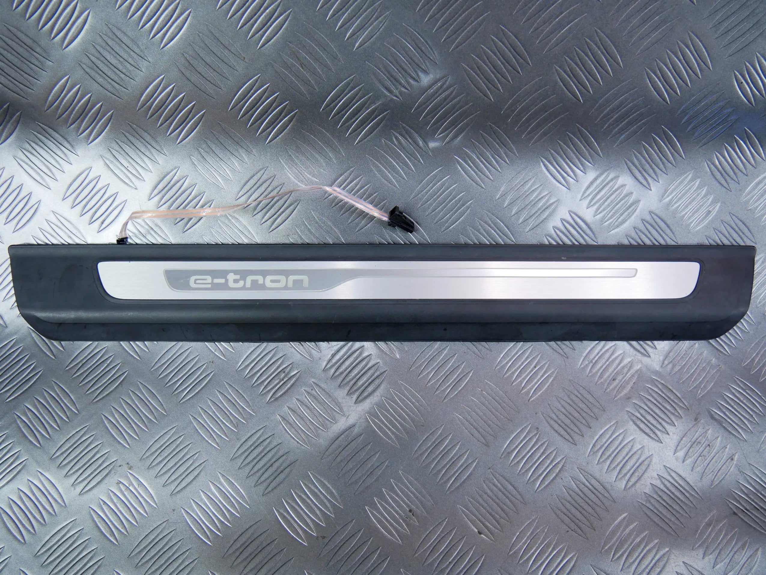 Listwa progowa przód prawa 4M0947406A AUDI Q7 4M E-TRON