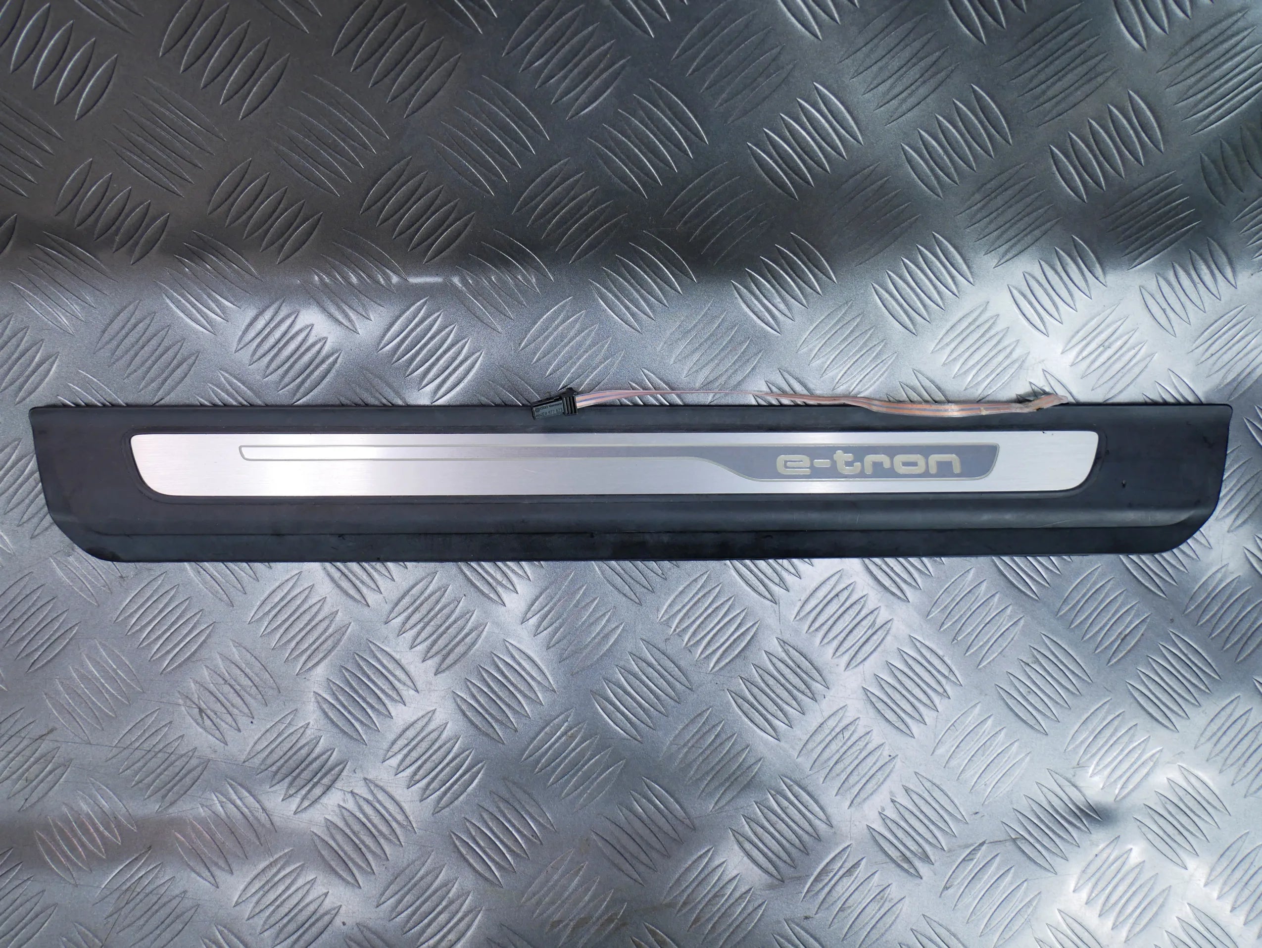 Listwa progowa przód lewa 4M0947405A AUDI Q7 4M E-TRON