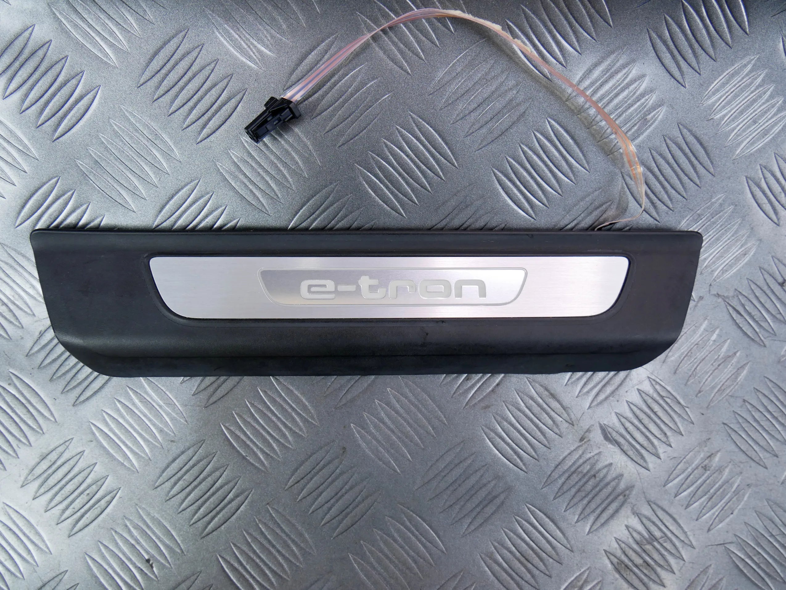 Listwa progowa tył tylna lewa 4M0947417A AUDI Q7 4M E-TRON