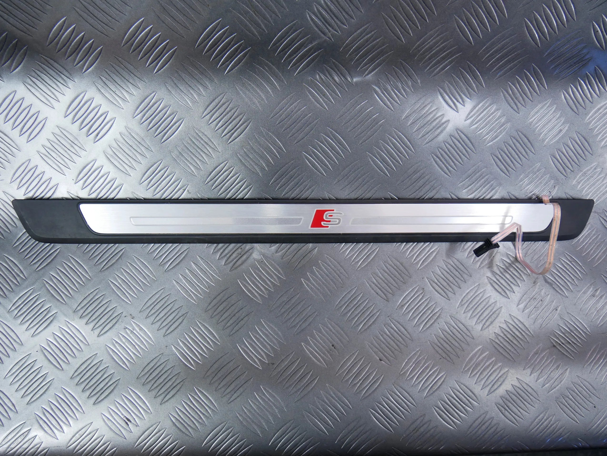 Listwa progowa przód przednia lewa 4M0853373B AUDI Q7 4M S-LINE