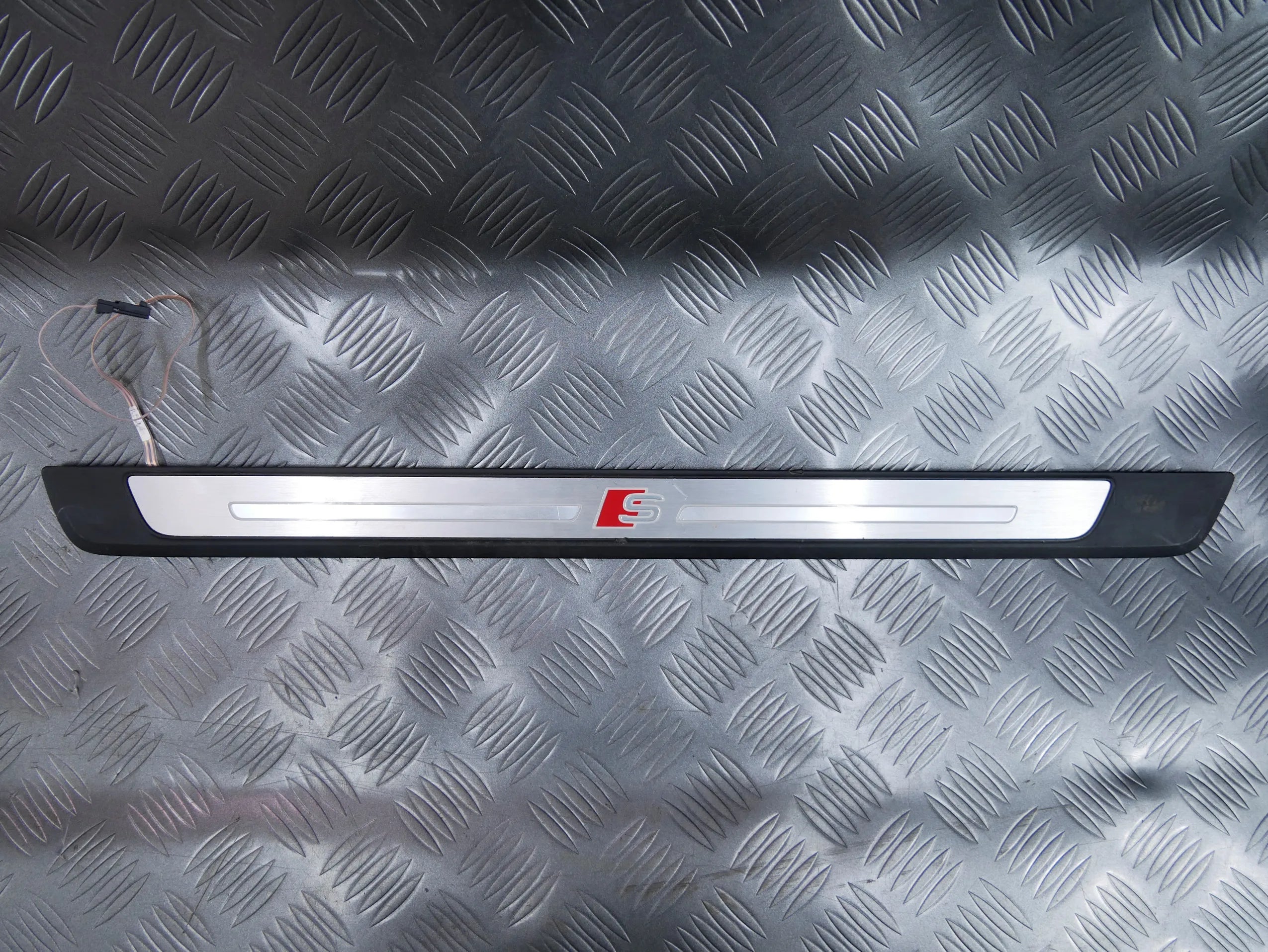 Listwa progowa przód przednia prawa 4M0853374B AUDI Q7 4M S-LINE