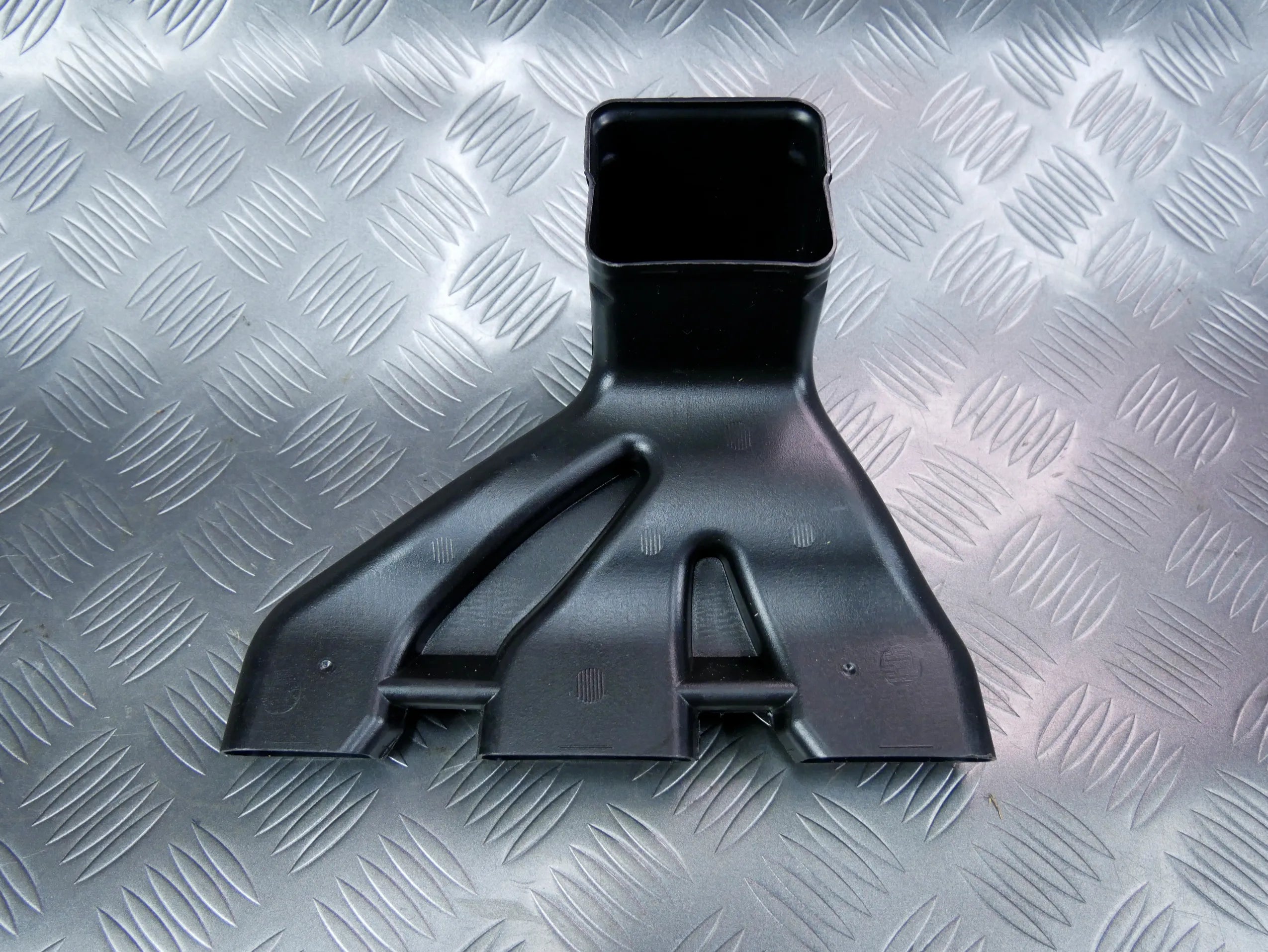 Kanał powietrza nagrzewnicy 4M0819821B AUDI Q7 4M