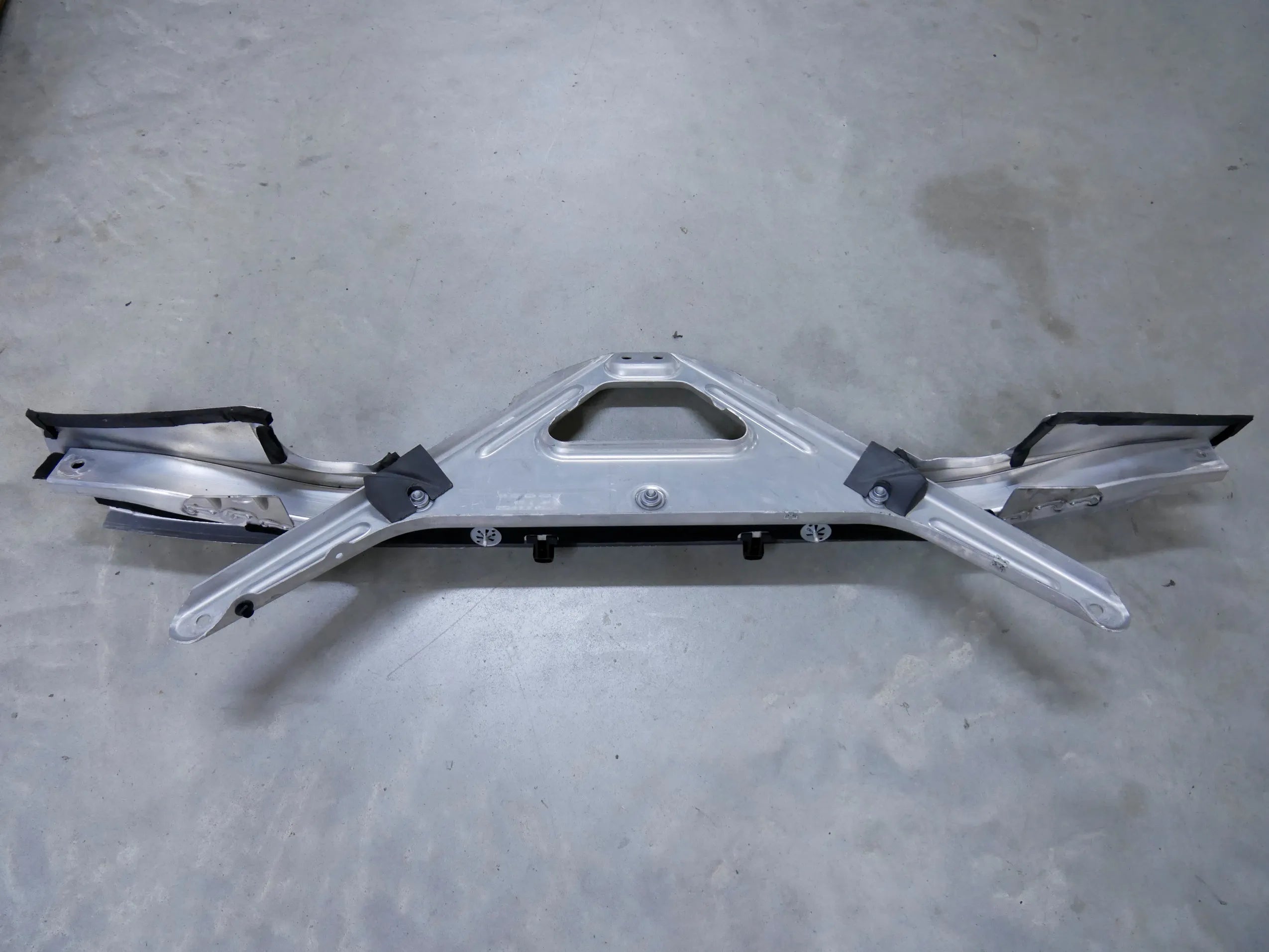 Wzmocnienie rozpierak podszybia 4M0806391 AUDI Q7 4M