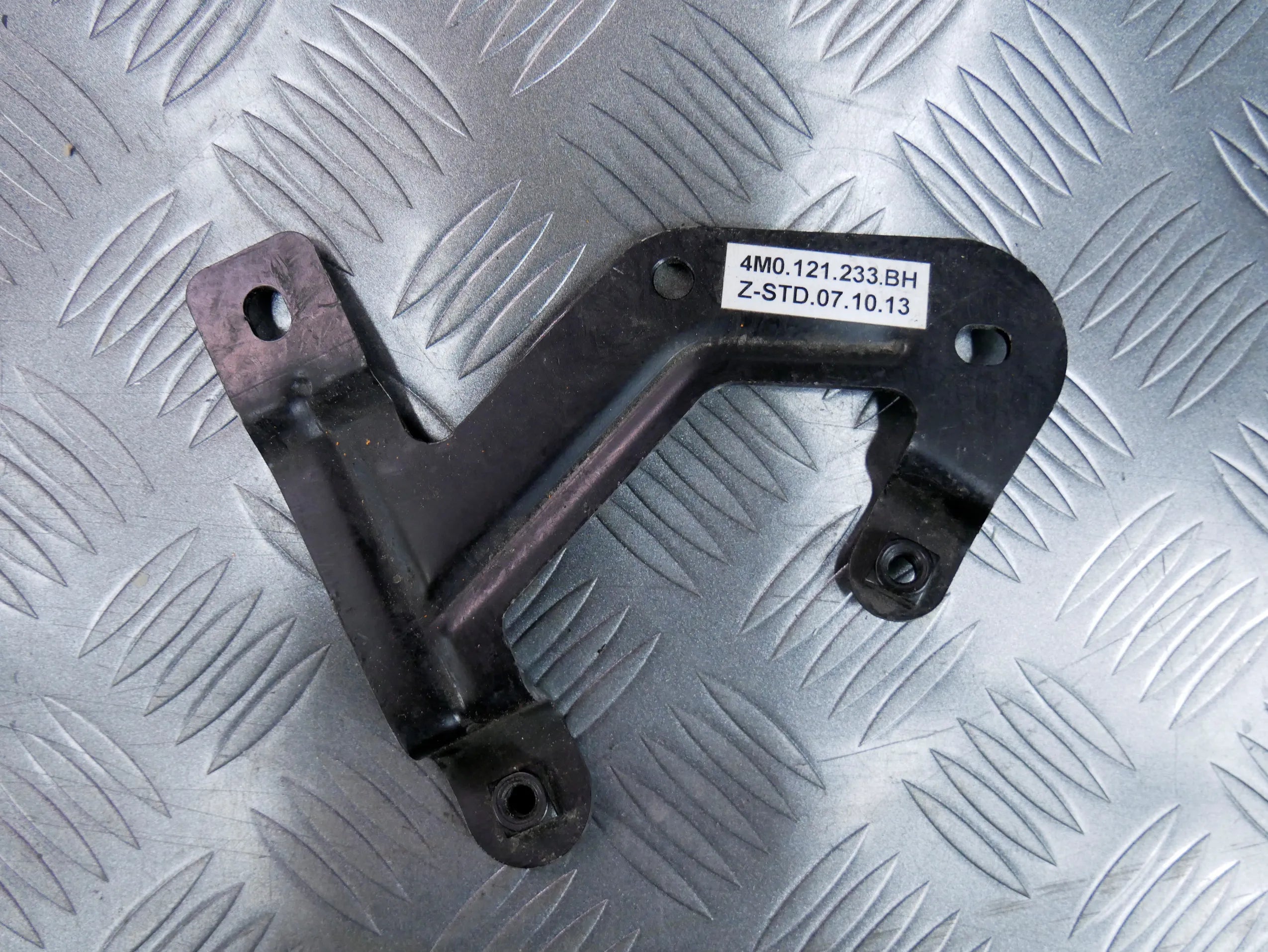 Mocowanie pompy wody 4M0121233BH AUDI Q7 4M