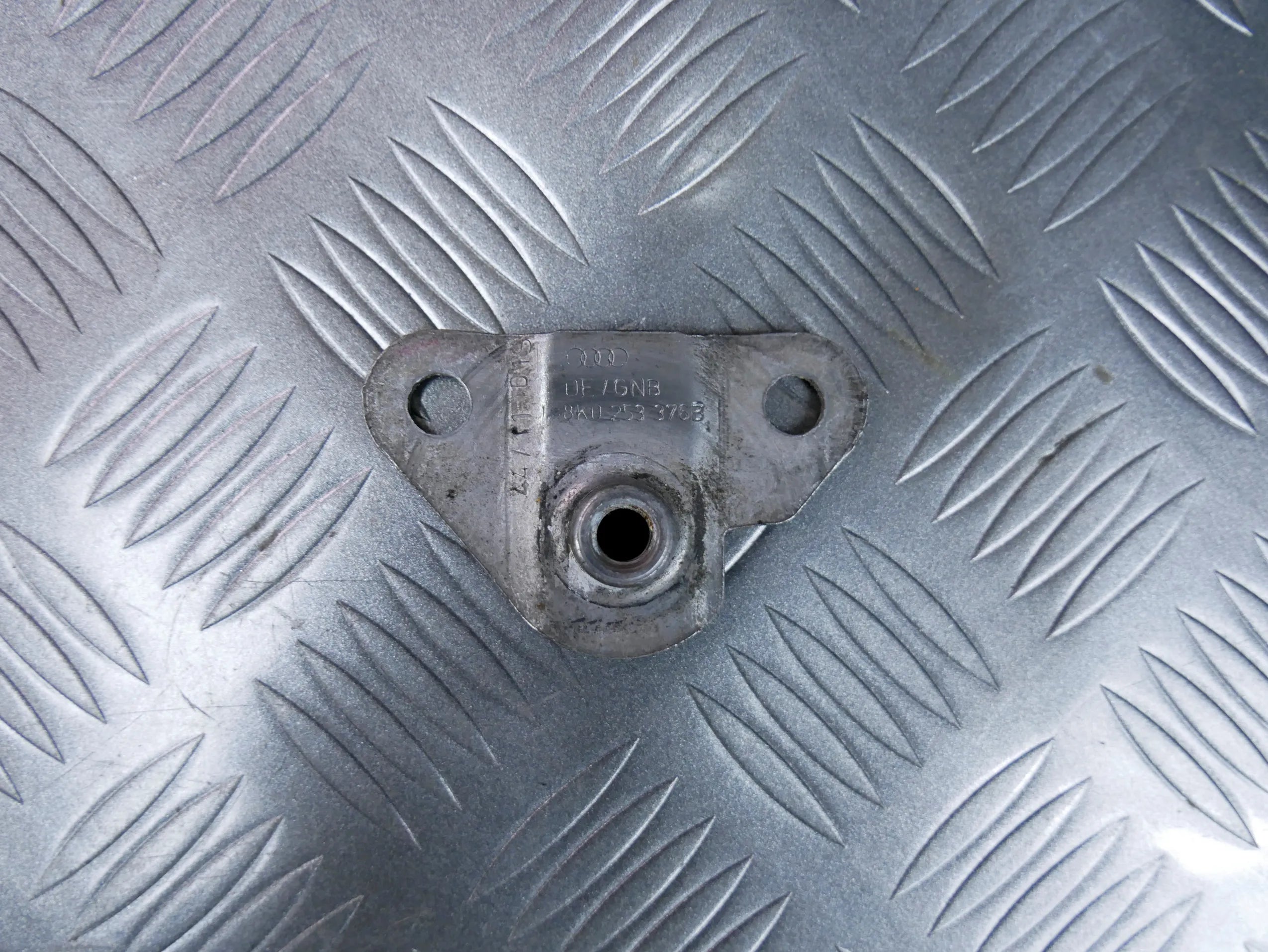 Mocowanie rury wydechowej 8K0253376B AUDI Q7 4M
