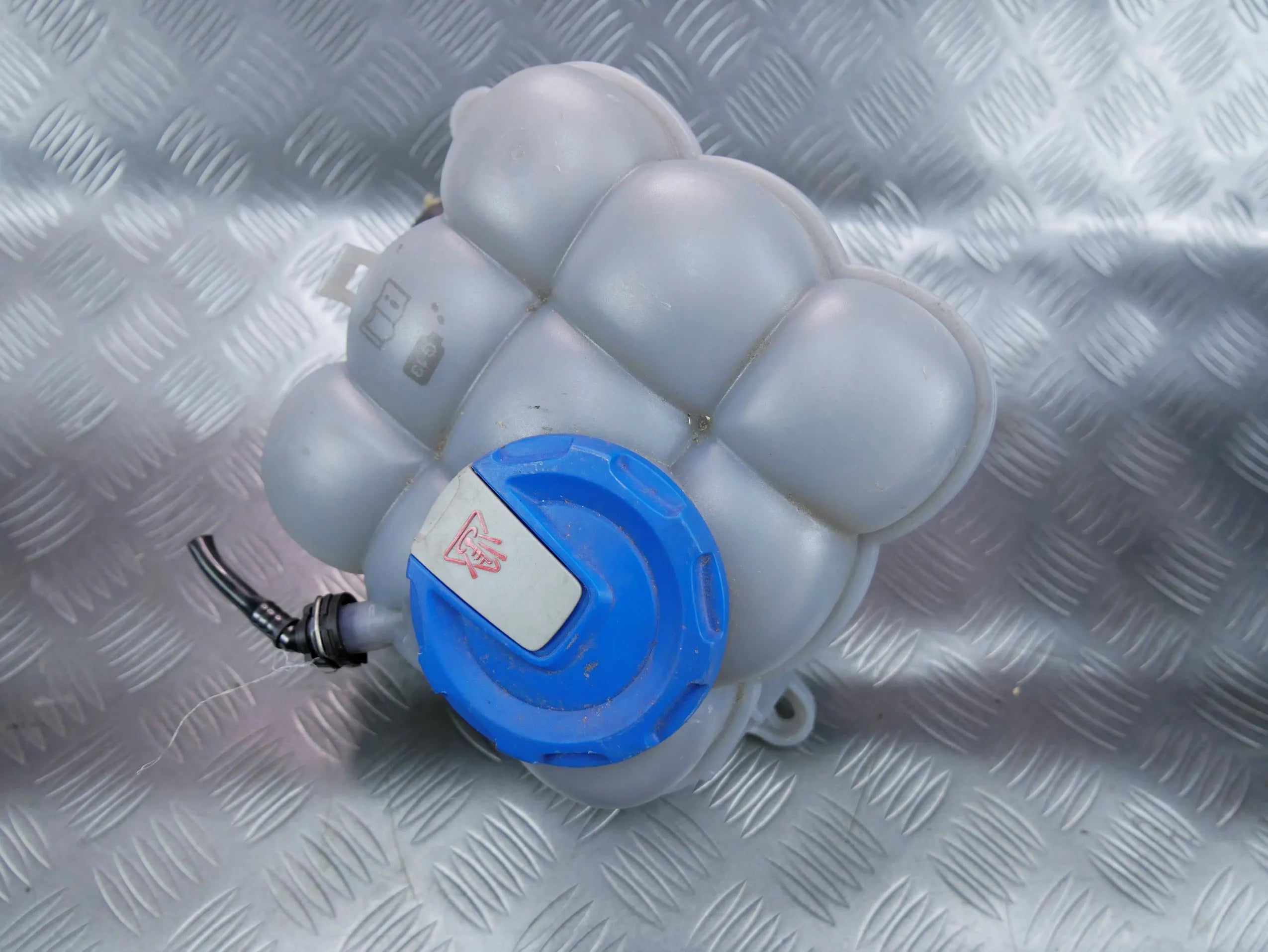 Zbiornik wyrównawczy cieczy chłodzącej 4M0121405L AUDI Q7 4M