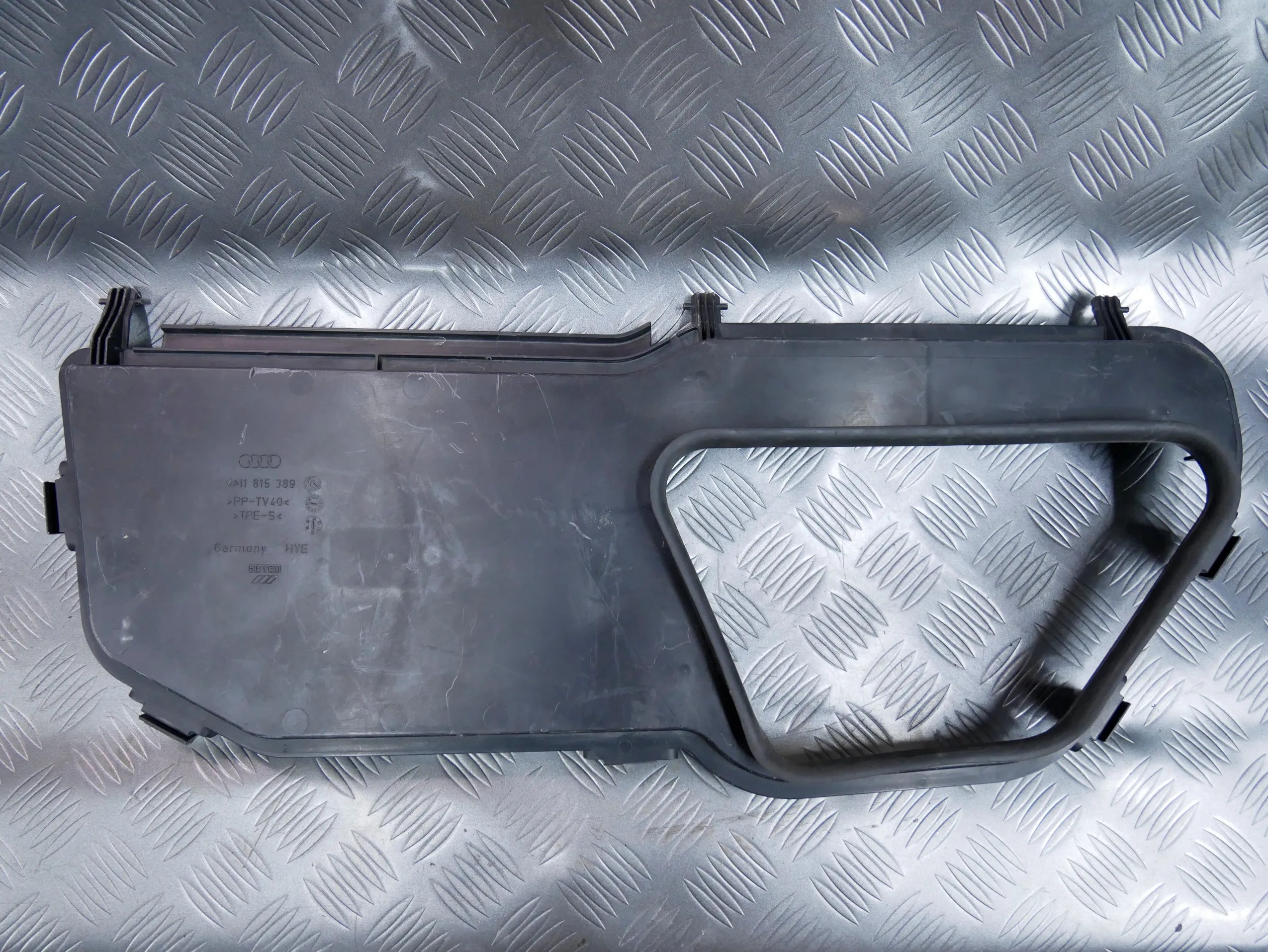 Osłona podszybia 4M1815389 AUDI Q7 4M