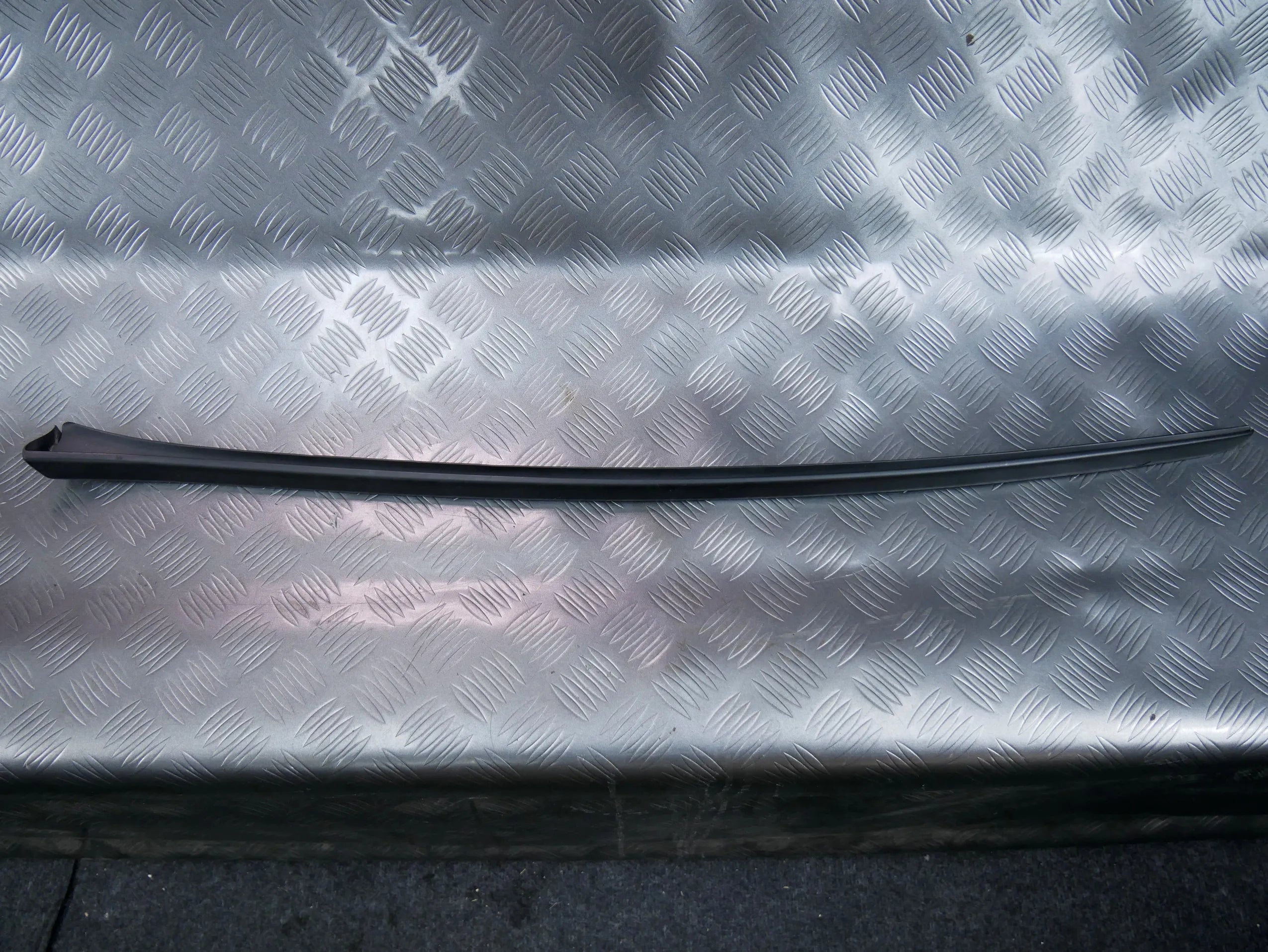 Listwa uszczelka szyby czołowej lewa 4M0854327 AUDI Q7 4M