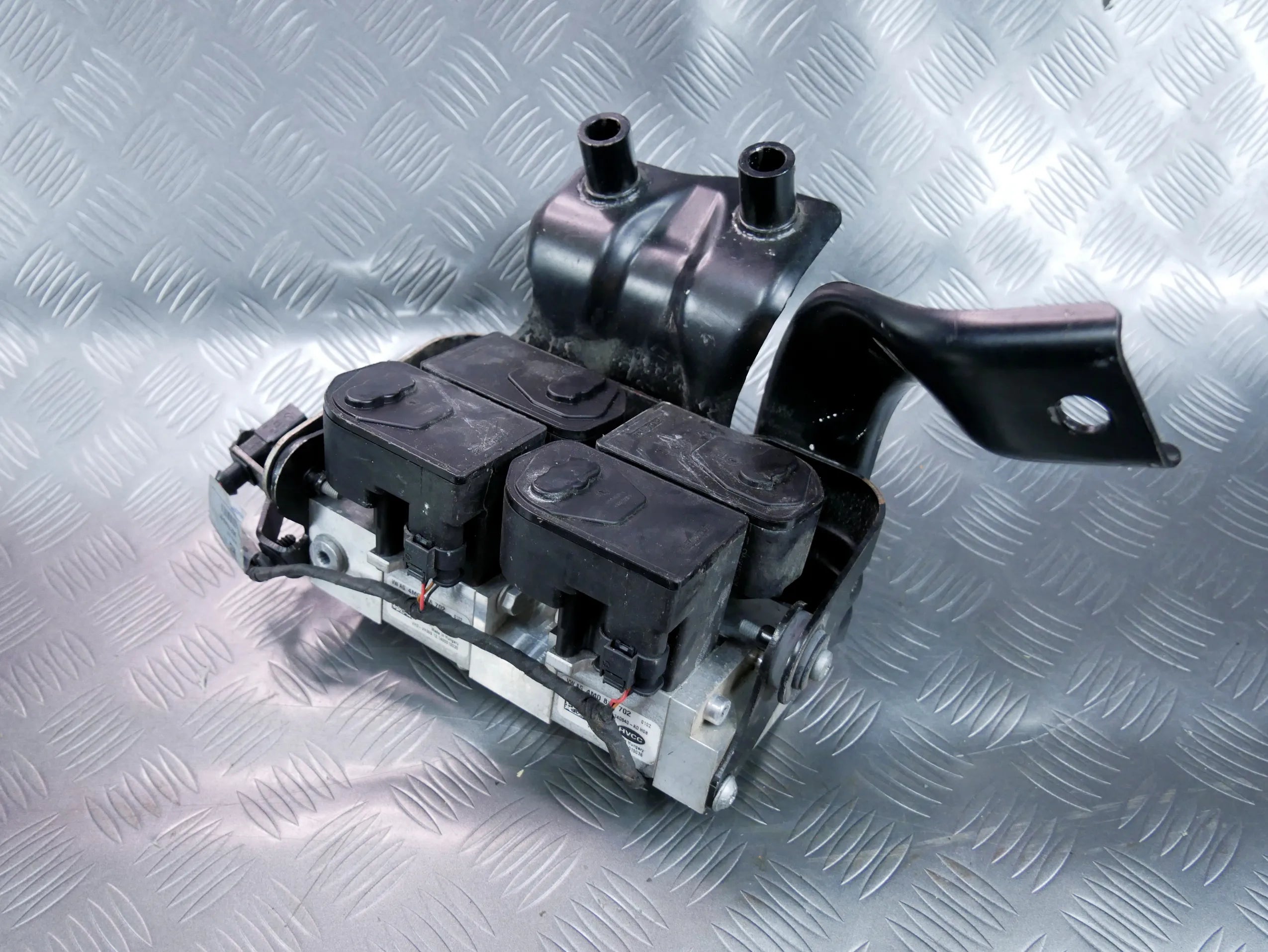 Blok zaworowy hydrauliki 4M0816101E AUDI Q7 4M