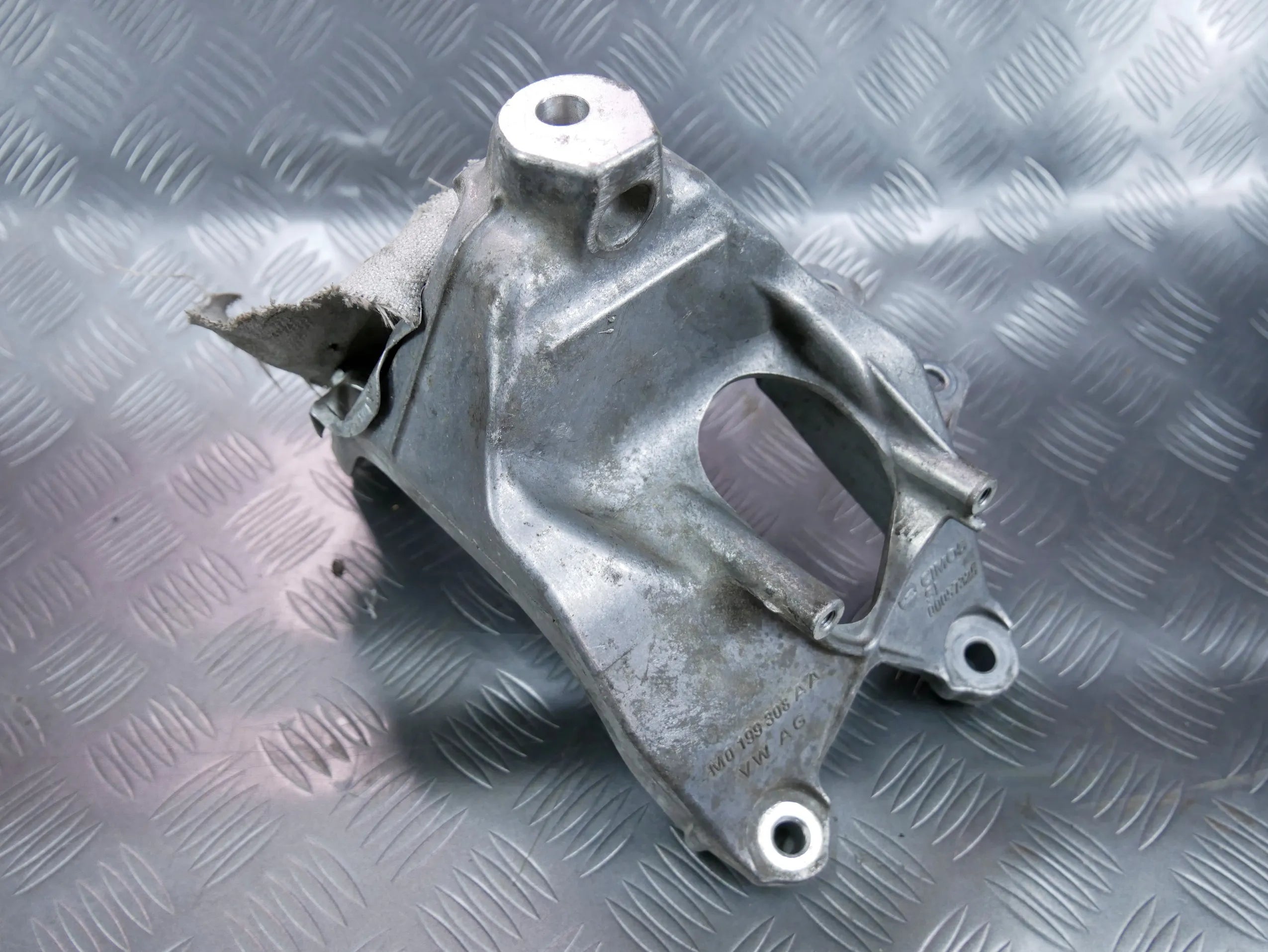 Łapa podpora silnika prawa 4M0199308AA AUDI Q7 4M 2.0 TFSI