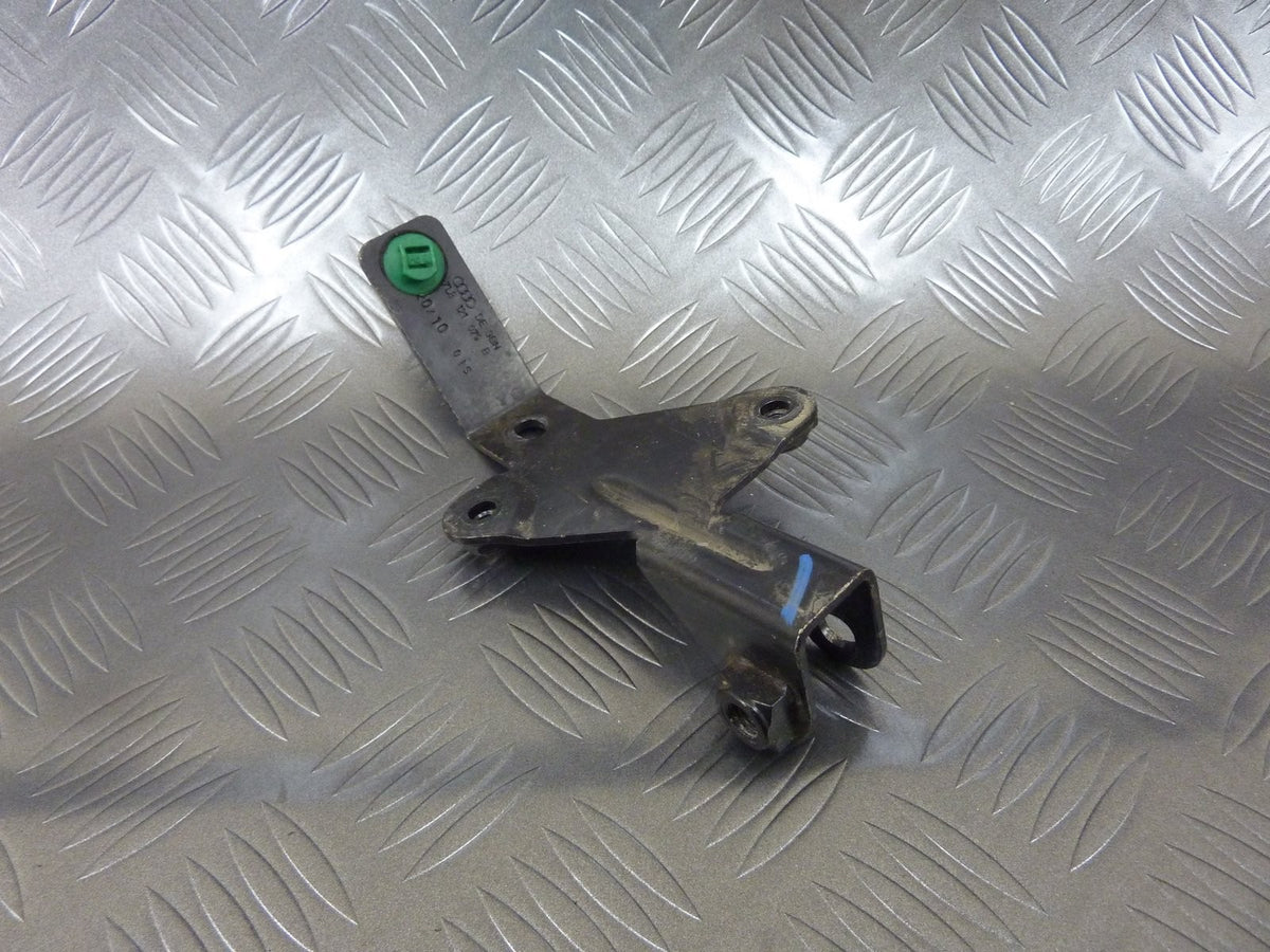 Mocowanie pompy wody 7L8121079B AUDI Q7