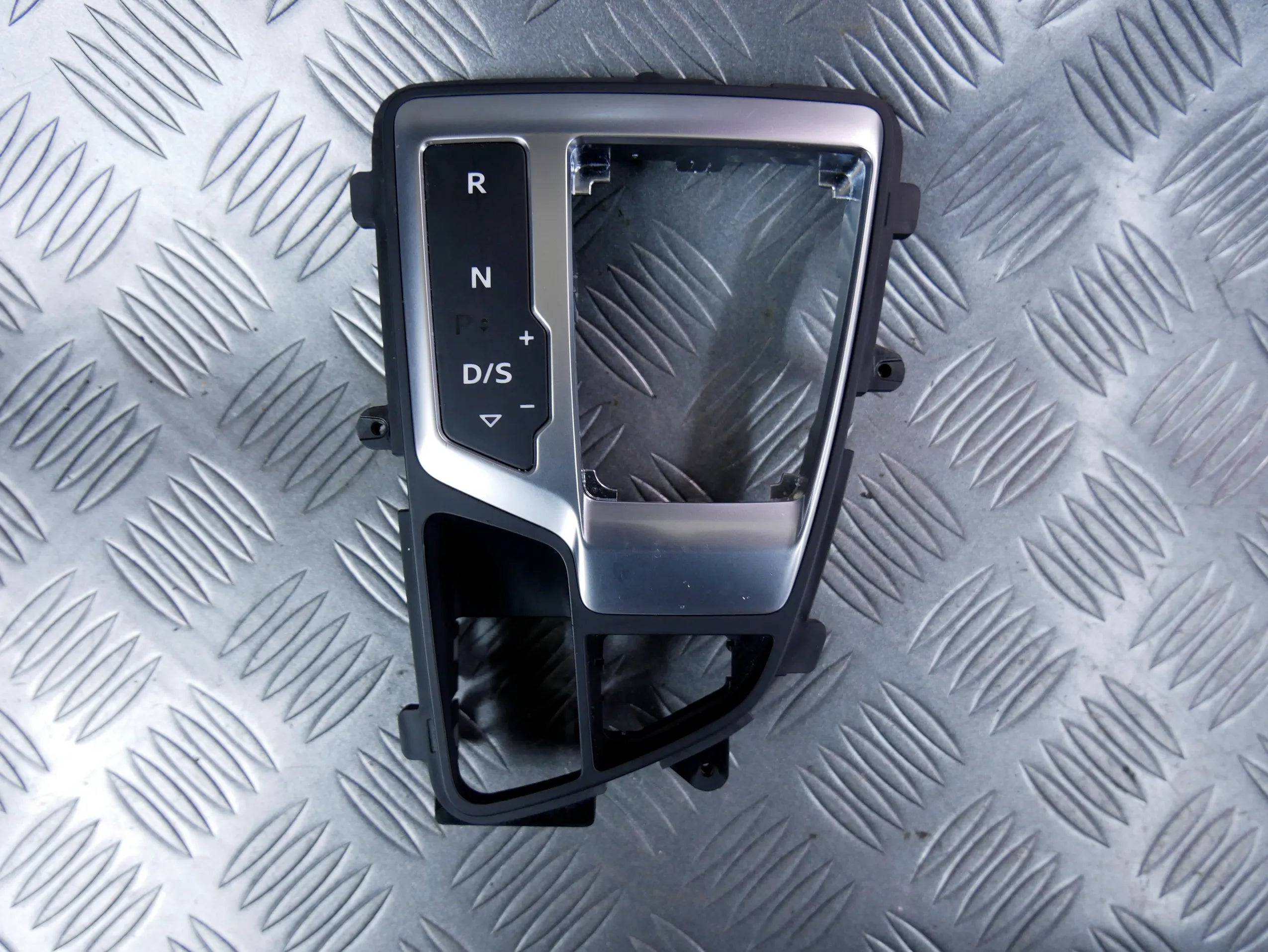 Ramka panel wybieraka biegów 4M1713111D AUDI Q7 4M