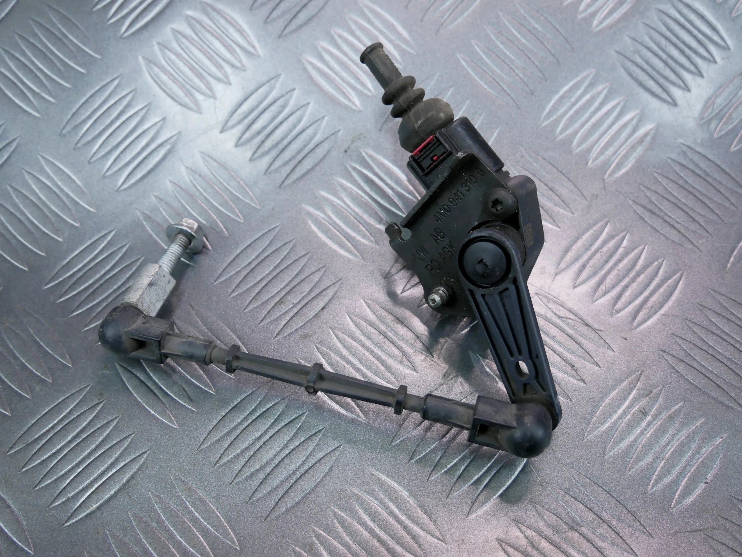 Poziomica xenonów tył tylna prawa 4M0941310G AUDI Q7 4M