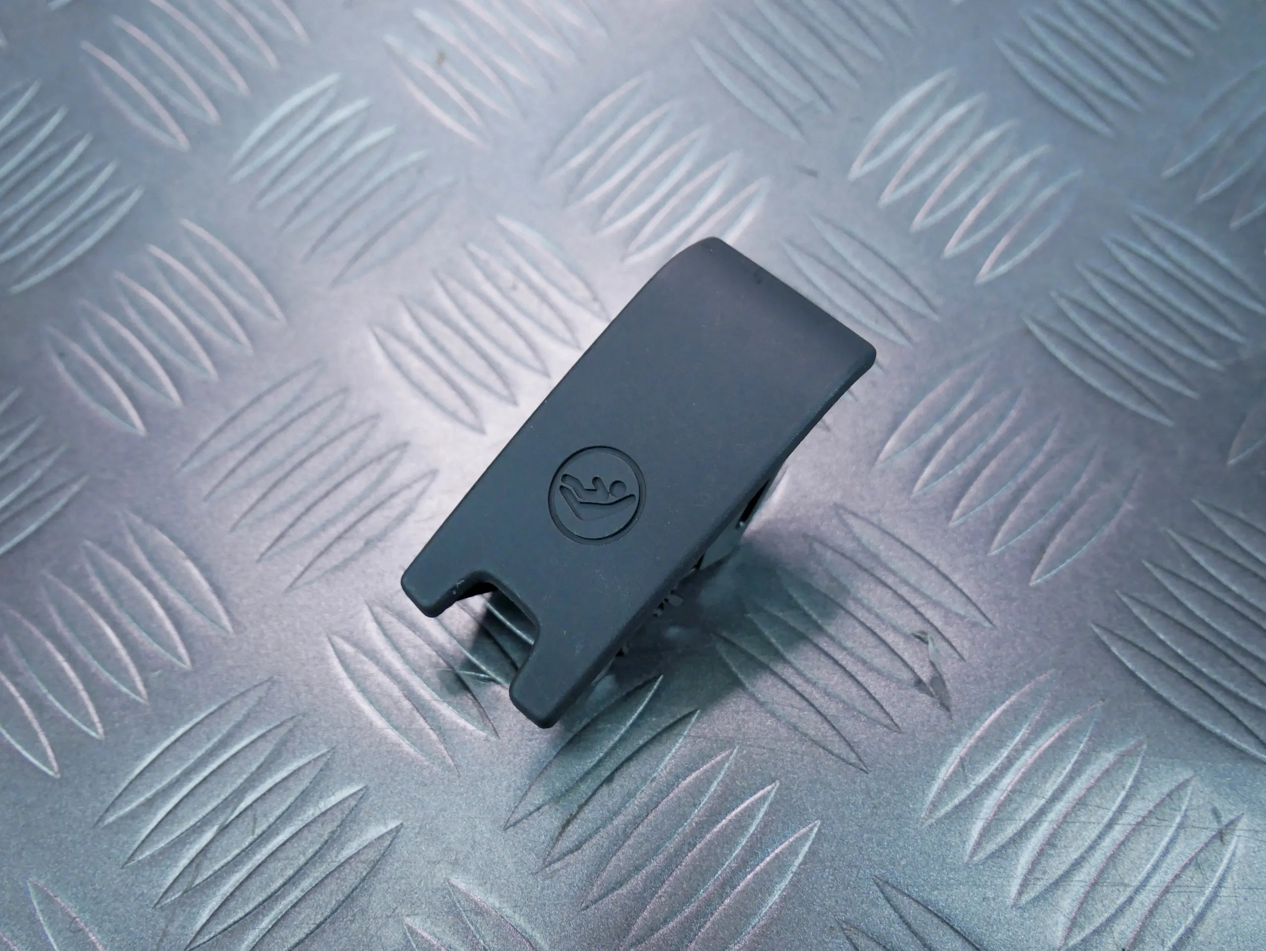 Osłona zaślepka ISOFIX 8S8887187 AUDI TT 8S