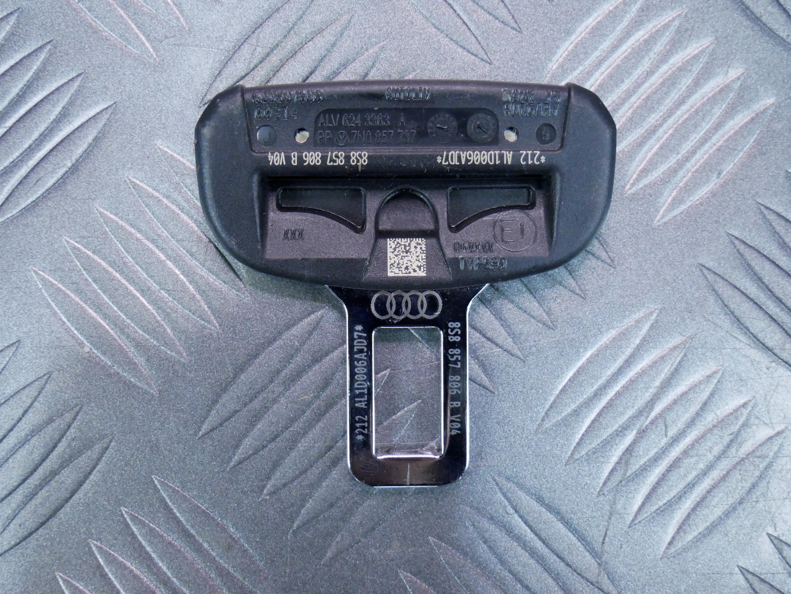 Klamra zapinka pasa bezpieczeństwa 8S8857806B AUDI TT 8S
