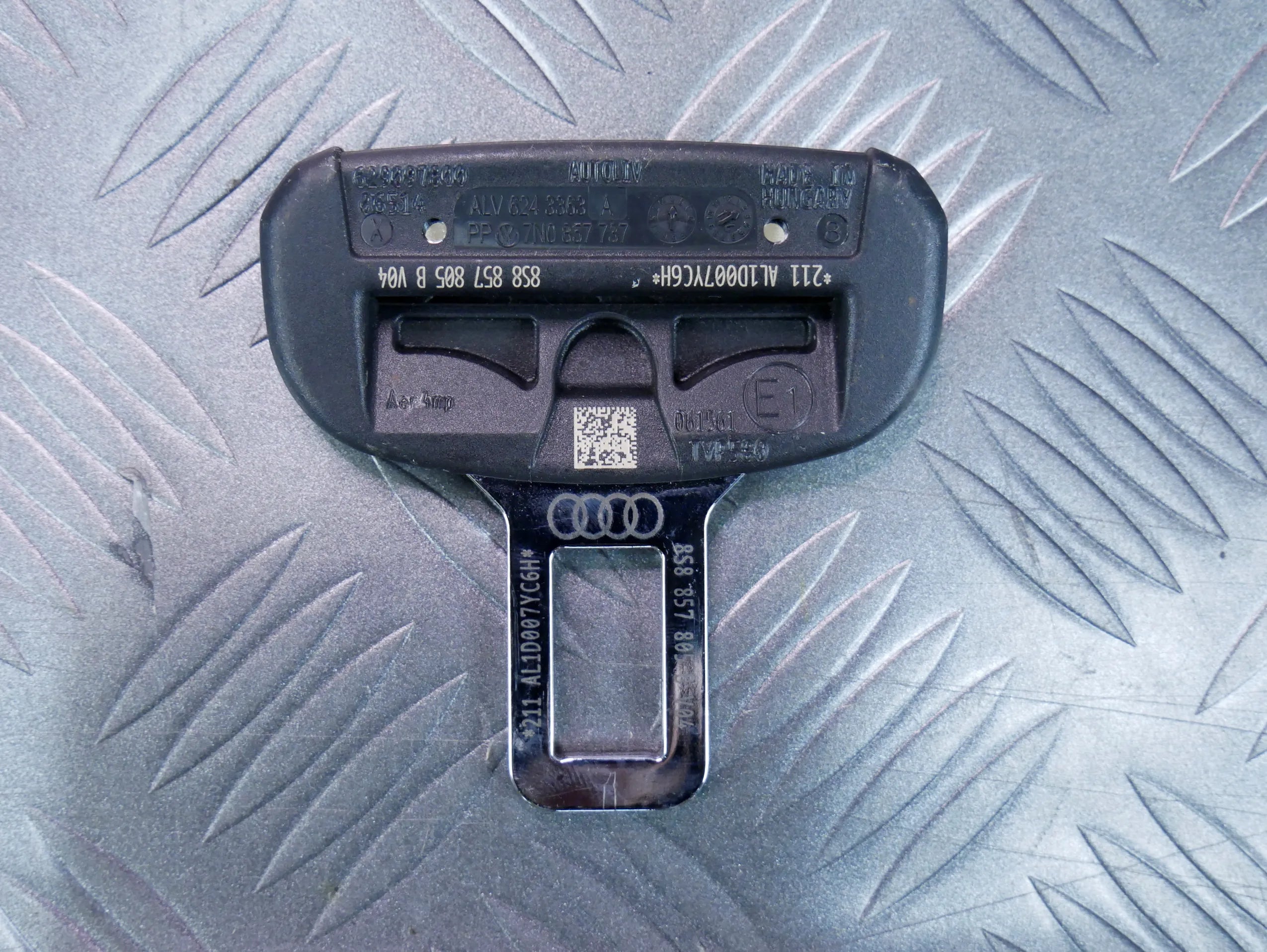 Klamra zapinka pasa bezpieczeństwa 8S8857805B AUDI TT 8S