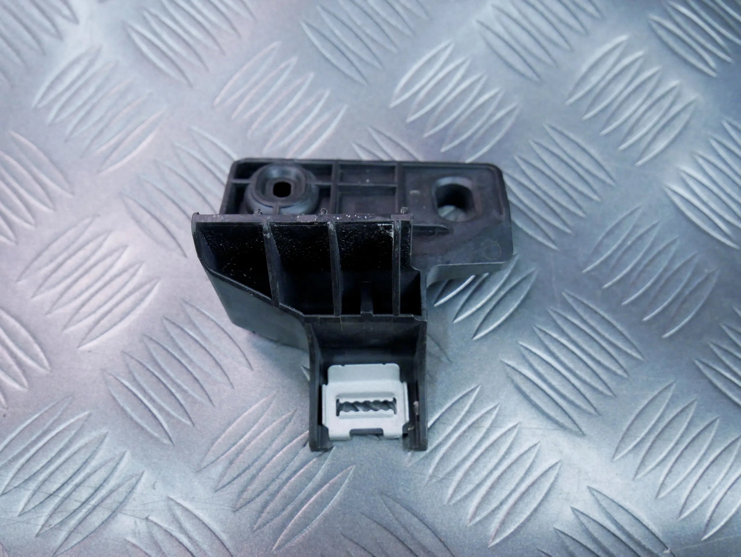 Mocowanie tunelu podłokietnika 8S1863616 AUDI TT 8S