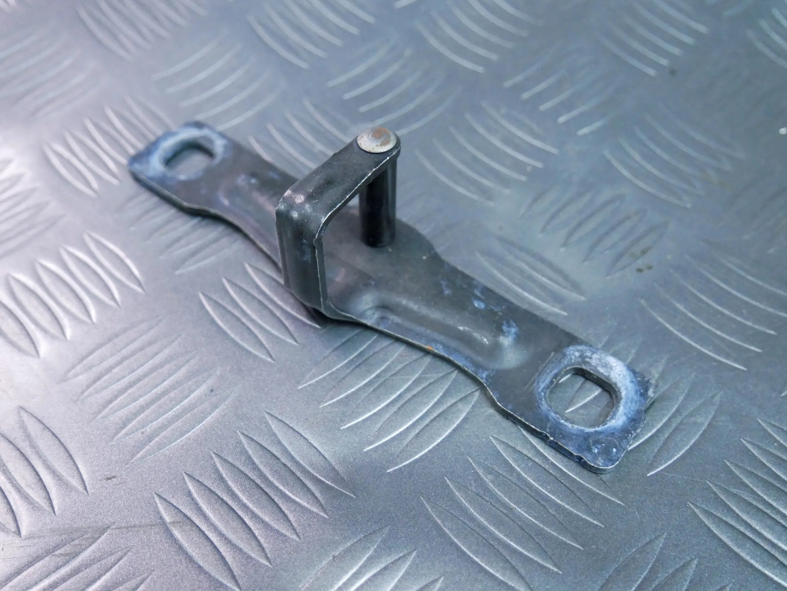 Zamek rygiel klapy 8V0827507B AUDI TT 8S