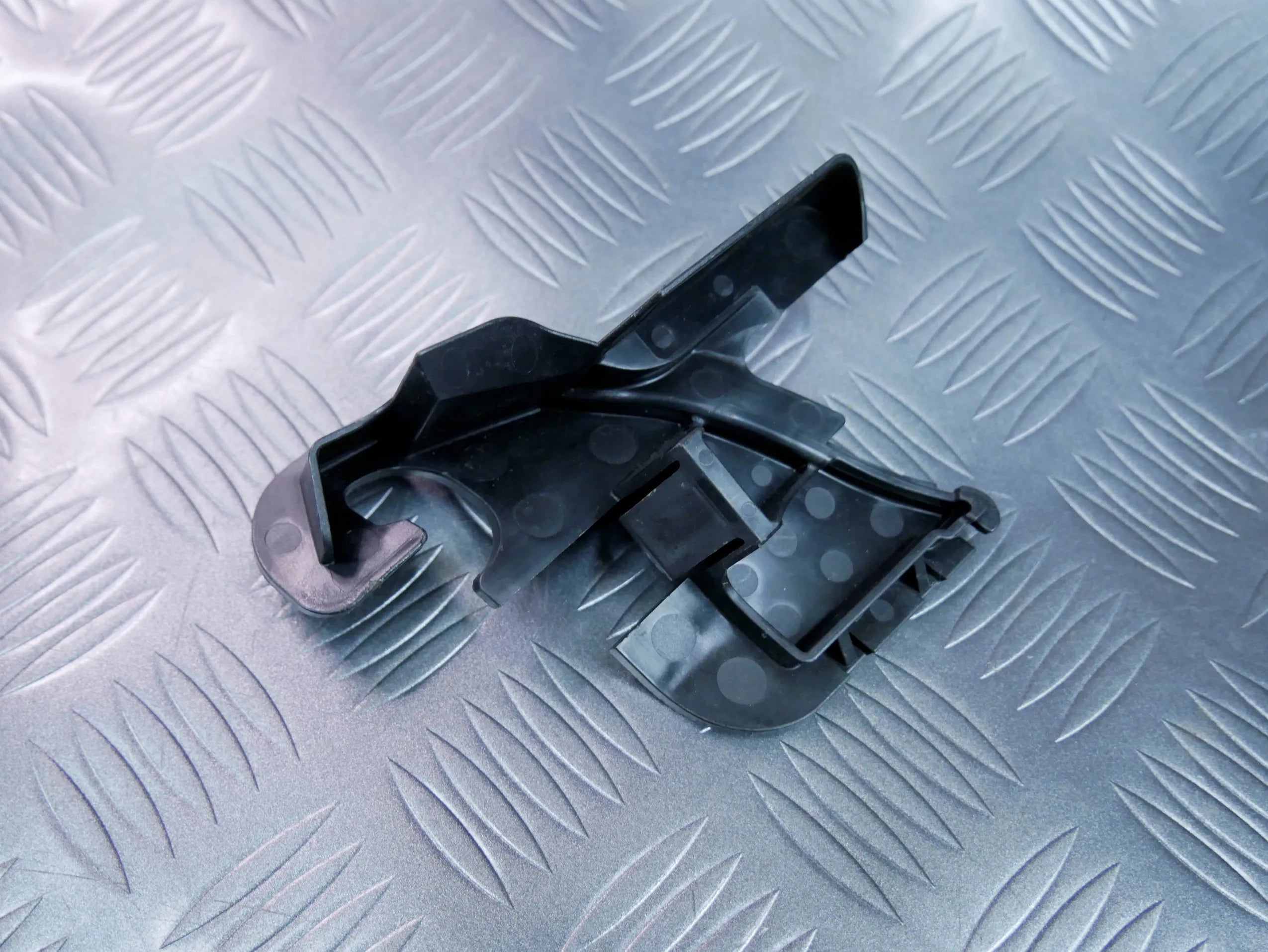 Osłona zamka rygla klapy 8S0827569 AUDI TT 8S