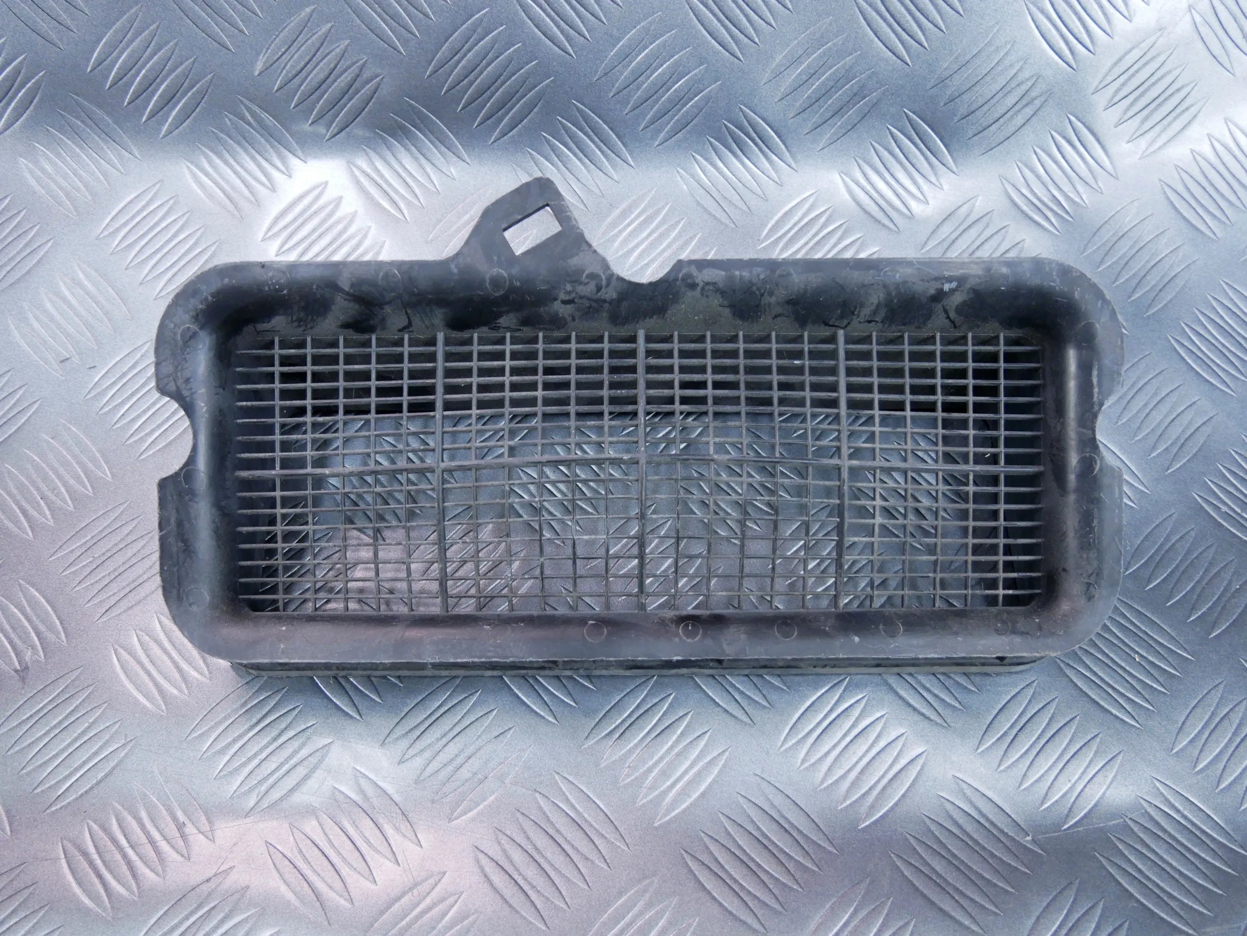 Wlot kratka powietrza podszybia 5Q0815479 AUDI TT 8S