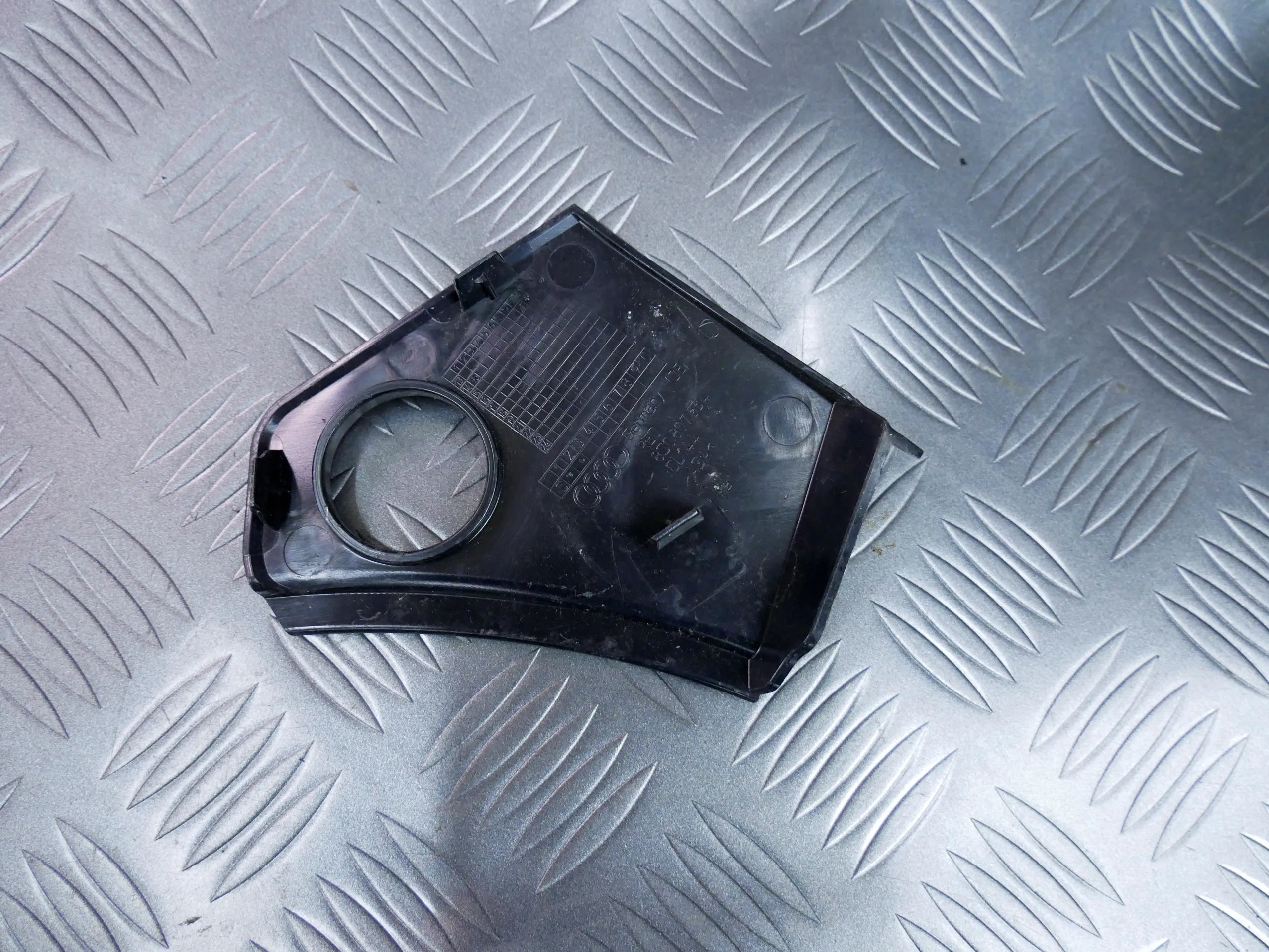 Osłona zaślepka zderzaka tył prawa 8S0807534 AUDI TT 8S